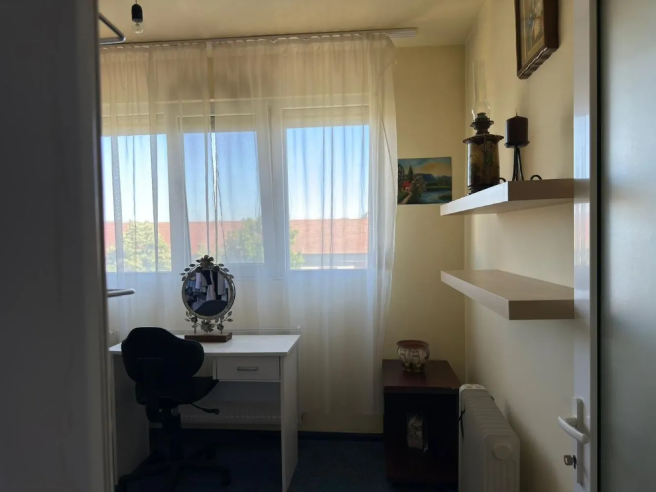Ap 3 camere, decomandat,etaj 5 – zona Piața Rogerius.Pret 108.000 euro