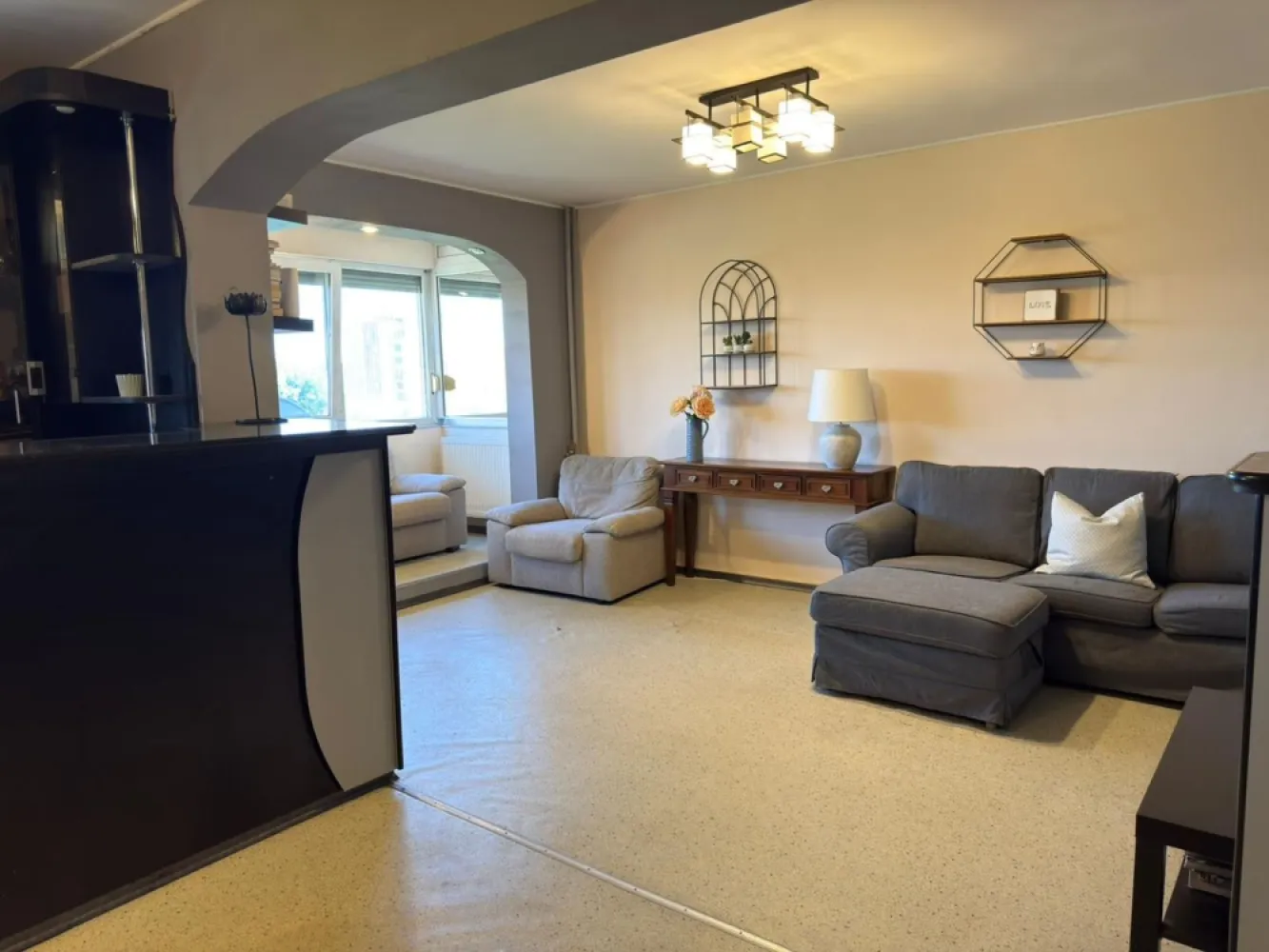 Ap 3 camere, decomandat,etaj 5 – zona Piața Rogerius.Pret 108.000 euro