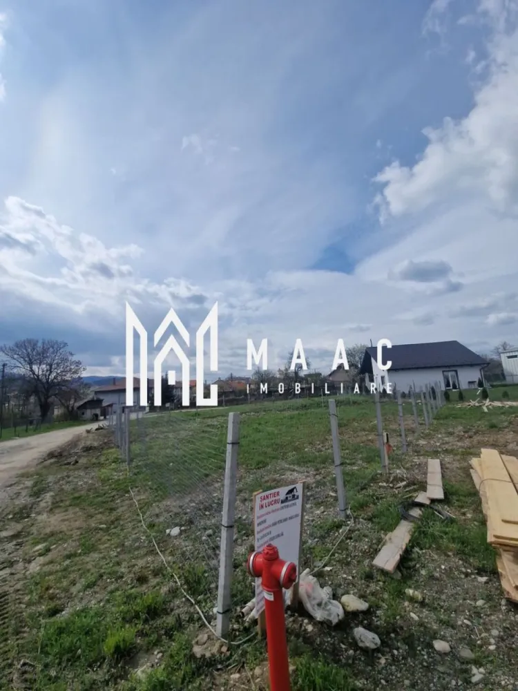 Teren Intravilan I 464 MPU I Talmaciu Zona Centrală - MAAC Imobiliare va ofera spre vanzare teren in zona centrala a orasului cu acces facil din DN7, dar nu la stradă pentru a fi deranjat de trafic.

- zona foarte buna cu un potential foarte mare de dezvoltare.

- teren intabulat 

- 1 minut pana la DN7

- 2 minute pana in centru

- 5 minute de mers pe jos pana la dispensar, laborator analize, biserici, gara CFR, magazine alimentare si nealimentare

- 7 minute de mers pe jos pana la scoala, liceu, primarie

- 20 km pana in Sibiu

- supermarket si centru medical aflate în apropiere 7min de mers pe jos

- tip teren: intravilan, fără interdicții, liber de sarcini.

- suprafata : 464 mp

- deschidere la un singur front : 27 ml

- utilitati apa curenta si canalizare trase pe teren, curent in imediata apropriere max 10 m,

- teren drept si curat

- POT MAXIM ADMIS: 50%

- CUT: 2.5

- INALTIME MAXIMA ADMISA: 20m

Pentru mai multe detalii specificatii telefonic ca ati vazut anuntul cu ID:CP2501621
