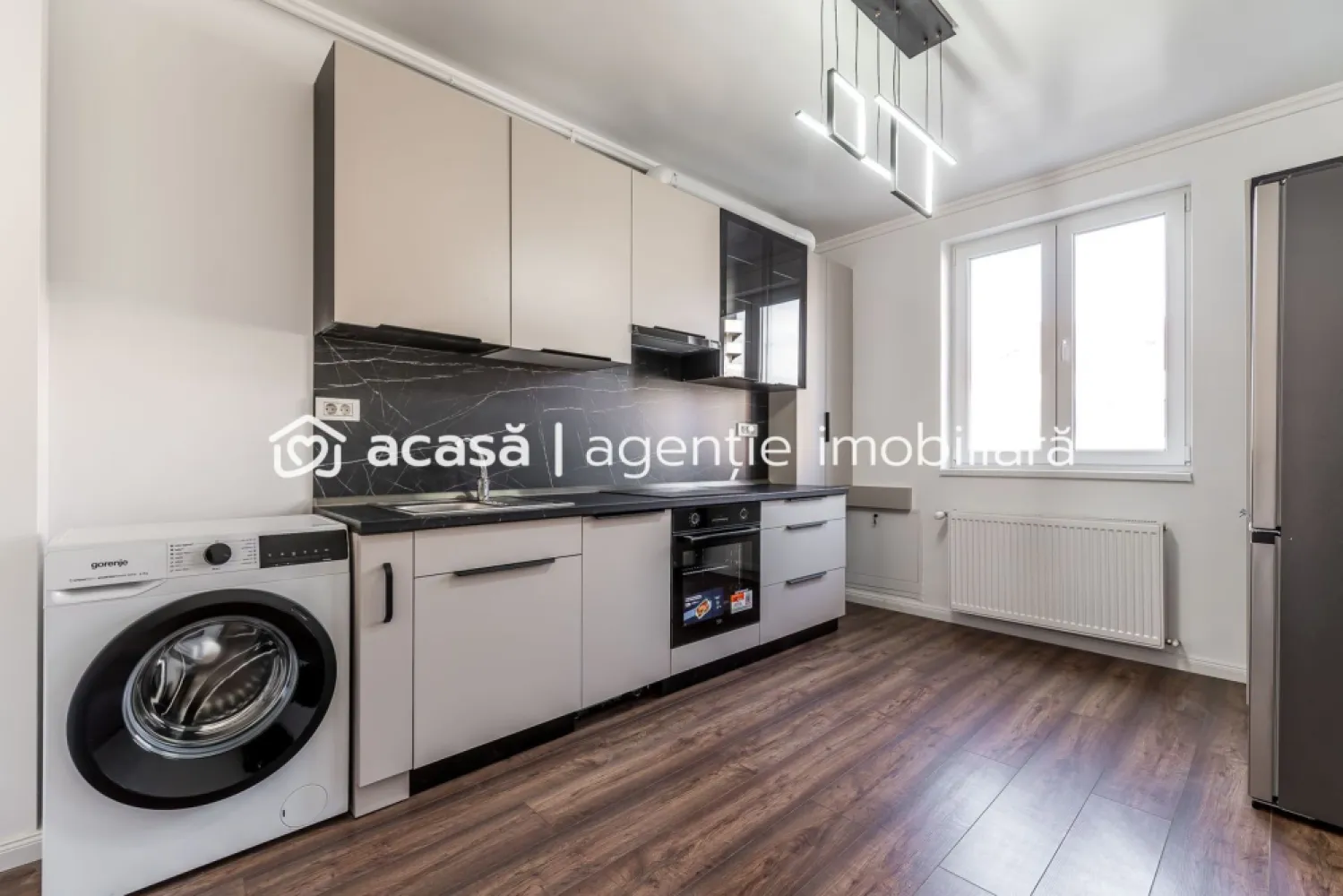 Apartament 2 camere | Etaj 2 – lângă MedLife Genesys - Se oferă spre închiriere un apartament spațios și luminos, situat la etajul 2 al unui imobil construit în 2020. 

Apartamentul este complet mobilat și utilat, pregătit pentru mutare, fiind la prima închiriere.

Detalii:
2 camere
compartimentare semidecomandată
suprafață utilă: 85 mp (conform CF)
etaj 2
balcon deschis
finisaje premium
loc de parcare inclus

Preț: 550 € / lună

Pentru mai multe informații sau programarea unei vizionări, vă rog să mă contactați:
📞 0742267773 – Andreea Szuchanszki