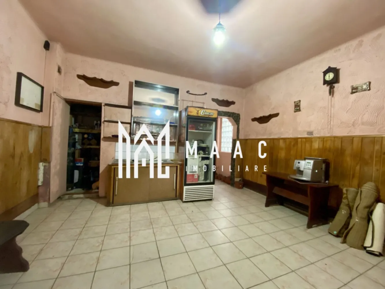 Restaurant | Cafenea | Terasa | Teren 126 MP | Piata Cibin - MAAC Imobiliare vă propune spre vânzare o casa de tip duplex, ideal atât pentru locuință, cât și pentru investiție, care a funcționat anterior ca spațiu comercial – bar/restaurant cu terasă.

Suprafață utilă: 50 mp la parter + demisol amenajat.
Suprafață teren: 126 mp, din care 80 mp curte liberă.

Compartimentare:
Casa poate fi mansardată.
Casa dispune si de un demisol amenajat.

Dotări și utilități:
Centrala termica proprie cu calorifere
Conectată la toate utilitățile: apă, canalizare, gaz, curent electric
Proprietate intabulată.

Avantaje și localizare:
Este ideala pentru locuință sau investiție, care a funcționat anterior ca spațiu comercial – bar/restaurant cu terasă
Acces rapid către Piața Cibin, Piața Cluj și centrul Sibiului
Aproape de magazine, farmacii, bănci, mijloace de transport în comun, școli și grădinițe
Oportunitate excelentă pentru investiție, cu posibilitate de renovare și modernizare după propriile dorințe.

Pentru mai multe detalii precizati telefonic ca ati vazut anuntul cu ID: CP2500558