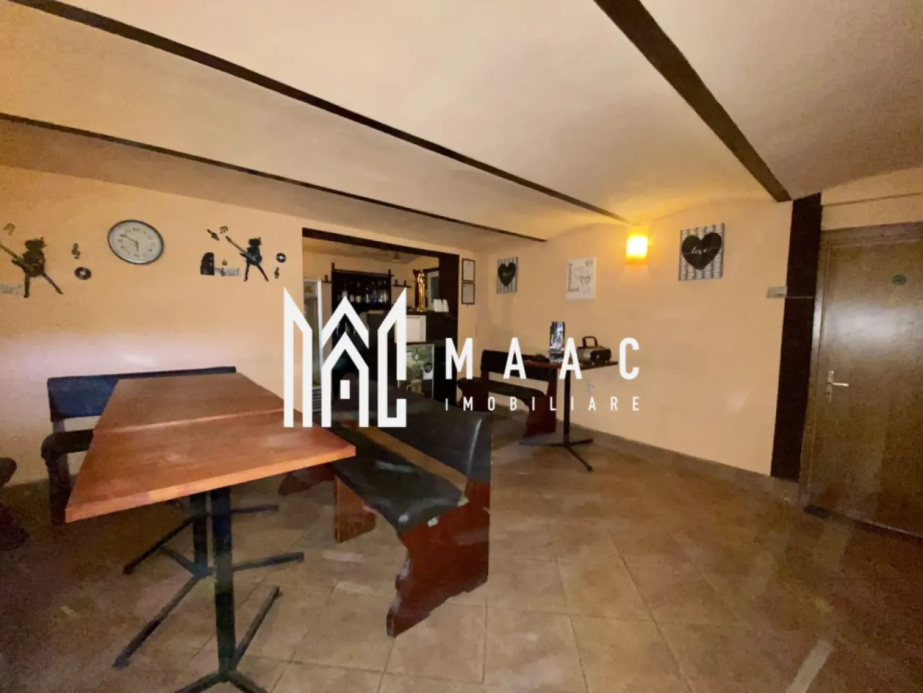 Restaurant | Cafenea | Terasa | Teren 126 MP | Piata Cibin - MAAC Imobiliare vă propune spre vânzare o casa de tip duplex, ideal atât pentru locuință, cât și pentru investiție, care a funcționat anterior ca spațiu comercial – bar/restaurant cu terasă.

Suprafață utilă: 50 mp la parter + demisol amenajat.
Suprafață teren: 126 mp, din care 80 mp curte liberă.

Compartimentare:
Casa poate fi mansardată.
Casa dispune si de un demisol amenajat.

Dotări și utilități:
Centrala termica proprie cu calorifere
Conectată la toate utilitățile: apă, canalizare, gaz, curent electric
Proprietate intabulată.

Avantaje și localizare:
Este ideala pentru locuință sau investiție, care a funcționat anterior ca spațiu comercial – bar/restaurant cu terasă
Acces rapid către Piața Cibin, Piața Cluj și centrul Sibiului
Aproape de magazine, farmacii, bănci, mijloace de transport în comun, școli și grădinițe
Oportunitate excelentă pentru investiție, cu posibilitate de renovare și modernizare după propriile dorințe.

Pentru mai multe detalii precizati telefonic ca ati vazut anuntul cu ID: CP2500558