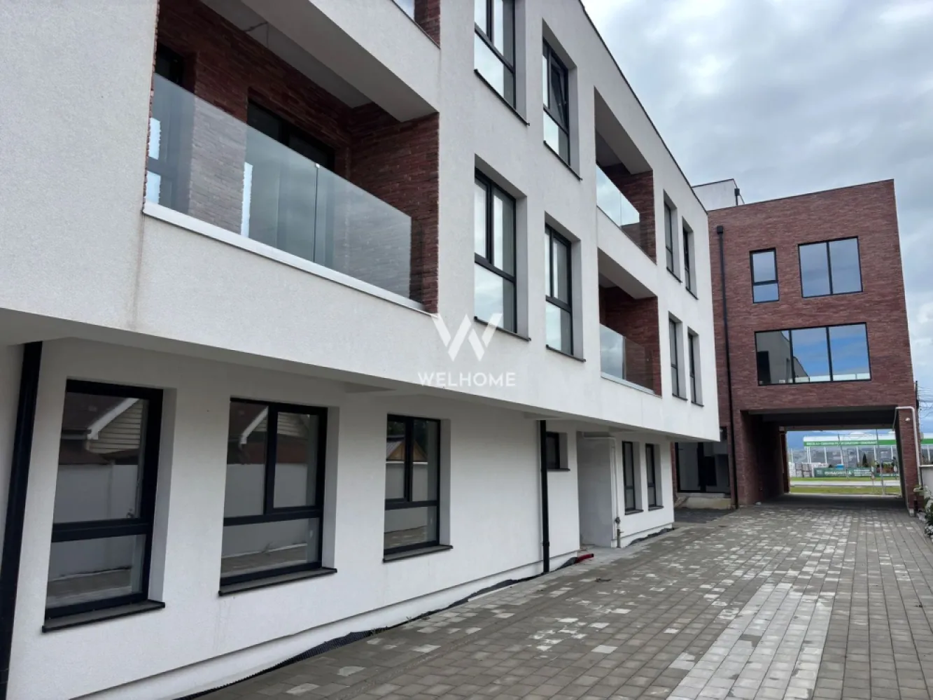 Apartament 2 camere - Selimbar Sibiu - Apartament 2 camere, in zona Selimbar, Sibiu - Comision 0%

- Suprafata utila: 41.4 mpu
- Compartimentare practica: dormitor, living open space cu bucatarie, baie.
- Complex rezidential cu Parter+2Etaje.
- Pretul afisat este pentru apartament SEMIFINISAT LA ALB - cu centrala termica si incalzire in pardoseala, usa de intrare de metal, peretii cu lavabila, geamuri termopan, interfon, instalatii electrice, termice si sanitare pe pozitie.
- Exteriorul se preda LA CHEIE: balcoane si terase placate cu gresie, alei si trotuare pavate, spatii verzi.
- Zona deosebita, la DOAR 10 minute de centrul Sibiului, mijloace de transport in comun, strazi asfaltate si iluminate.
- 1 loc de parcare suprateran inclus in pret.
- Predare: Apartamentele sunt intabulare, predare imediata.
- Se pot achizitiona si cu credit ipotecar.

Pret: : 92.670 euro (TVA inclus)