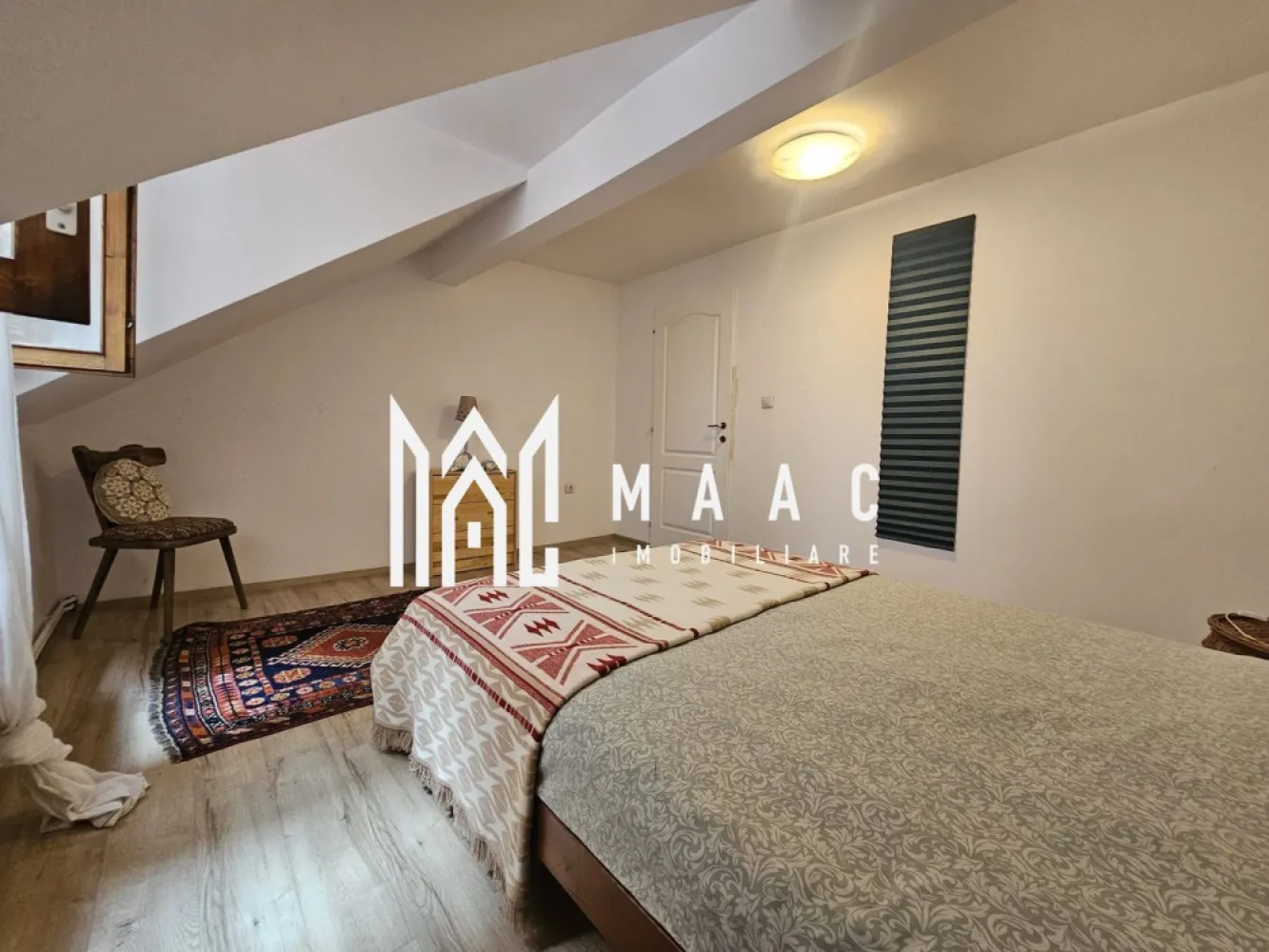Casa individuala | 140 mp | Central | Afacere la cheie - MAAC Imobiliare vă propune spre vânzare o casă situată în zonă centrală, cu afacere inclusă, reprezentând o oportunitate excelentă de investiție în domeniul închirierilor pe termen scurt sau lung. Proprietatea are o suprafață utilă de 140 mp și este compartimentată în 3 apartamente și un studio la mansardă, toate complet mobilate și utilate, cu finisaje premium.

Imobilul este configurat pentru a permite exploatarea eficientă a spațiului, fiecare unitate locativă fiind amenajată independent, oferind funcționalitate și confort.

Distribuție apartamente:
-Primul apartament: dormitor, chicinetă, living, cămară și baie
-Al doilea apartament: 2 dormitoare, 2 băi, chicinetă și living open-space
-Al treilea apartament: 2 dormitoare, bucătărie, baie și hol
-Studio la mansardă, complet mobilat și utilat

Casa este amplasată într-o zonă exclusivistă, aproape de facilități și de centrul orașului, oferind un echilibru optim între liniște și accesibilitate. Poziționarea centrală și compartimentarea în mai multe unități locative transformă această proprietate într-o investiție atractivă, cu potențial de randament.

Pentru mai multe detalii precizați telefonic că ați văzut anunțul cu CP2290309.