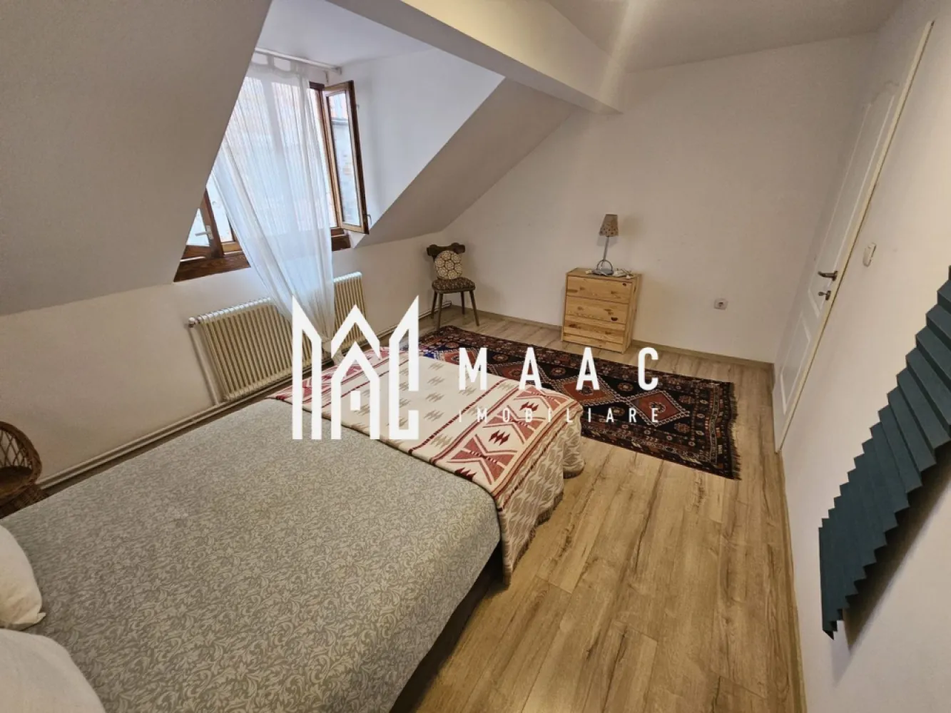 Casa individuala | 140 mp | Central | Afacere la cheie - MAAC Imobiliare vă propune spre vânzare o casă situată în zonă centrală, cu afacere inclusă, reprezentând o oportunitate excelentă de investiție în domeniul închirierilor pe termen scurt sau lung. Proprietatea are o suprafață utilă de 140 mp și este compartimentată în 3 apartamente și un studio la mansardă, toate complet mobilate și utilate, cu finisaje premium.

Imobilul este configurat pentru a permite exploatarea eficientă a spațiului, fiecare unitate locativă fiind amenajată independent, oferind funcționalitate și confort.

Distribuție apartamente:
-Primul apartament: dormitor, chicinetă, living, cămară și baie
-Al doilea apartament: 2 dormitoare, 2 băi, chicinetă și living open-space
-Al treilea apartament: 2 dormitoare, bucătărie, baie și hol
-Studio la mansardă, complet mobilat și utilat

Casa este amplasată într-o zonă exclusivistă, aproape de facilități și de centrul orașului, oferind un echilibru optim între liniște și accesibilitate. Poziționarea centrală și compartimentarea în mai multe unități locative transformă această proprietate într-o investiție atractivă, cu potențial de randament.

Pentru mai multe detalii precizați telefonic că ați văzut anunțul cu CP2290309.