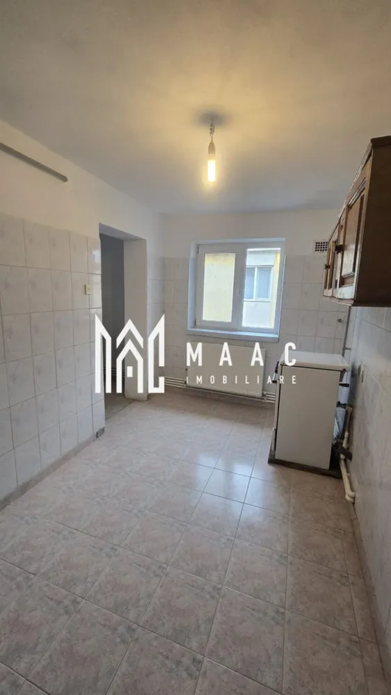 Garsonieră spațioasă de vanzare | centrala proprie | vedere superba. - MAAC Imobiliare vă propune spre vânzare o garsonieră spațioasă și confortabilă, situată pe strada Aleea Nucilor, în blocul Petrom, la etajul 4 din 4 al unui imobil construit în anul 2002. Proprietatea beneficiază de o suprafață utilă de 44 mp și o suprafață totală de 48,47 mp, fiind o alegere excelentă atât pentru locuit, cât și pentru investiție. Compartimentarea practică și expunerea sudică oferă un spațiu luminos și eficient organizat, cu lumină naturală pe tot parcursul zilei.

Garsoniera este compusă din cameră, bucătărie, baie, hol, debara și balcon, oferind confort și funcționalitate pentru viitorii proprietari. Proprietatea dispune de centrală termică proprie, geamuri termopan și parchet în cameră, iar blocul relativ nou reprezintă un avantaj important pentru confort și întreținere.

Caracteristici:
-Garsonieră spațioasă
-Suprafață utilă de 44 mp
-Suprafață totală de 48,47 mp
-Etaj 4 din 4
-Imobil construit în anul 2002
-Compartimentare practică și funcțională
-Potrivită pentru locuit sau investiție

Compartimentare:
-Cameră
-Bucătărie
-Baie
-Hol
-Debara
-Balcon

Dotări:
-Centrală termică proprie
-Geamuri termopan
-Parchet în cameră
-Expunere sudică
-Bloc relativ nou

Extra beneficii:
-Teren de 40 mp menționat în RLV, ideal pentru loc de parcare sau spațiu exterior
-Boxă de 13 mp trecută în RLV, perfectă pentru depozitare

Avantaje:
-Zonă accesibilă pe strada Aleea Nucilor
-Luminozitate naturală pe tot parcursul zilei
-Spații suplimentare pentru depozitare și utilizare practică
-Ideală pentru închiriere sau locuință personală
-Compartimentare eficientă și confort sporit

Pentru mai multe detalii și programarea unei vizionări, vă rugăm să menționați la telefon numărul CP3070173.