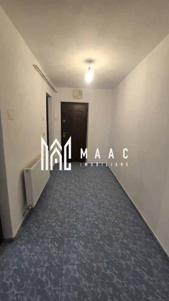 Garsonieră spațioasă de vanzare | centrala proprie | vedere superba. - MAAC Imobiliare vă propune spre vânzare o garsonieră spațioasă și confortabilă, situată pe strada Aleea Nucilor, în blocul Petrom, la etajul 4 din 4 al unui imobil construit în anul 2002. Proprietatea beneficiază de o suprafață utilă de 44 mp și o suprafață totală de 48,47 mp, fiind o alegere excelentă atât pentru locuit, cât și pentru investiție. Compartimentarea practică și expunerea sudică oferă un spațiu luminos și eficient organizat, cu lumină naturală pe tot parcursul zilei.

Garsoniera este compusă din cameră, bucătărie, baie, hol, debara și balcon, oferind confort și funcționalitate pentru viitorii proprietari. Proprietatea dispune de centrală termică proprie, geamuri termopan și parchet în cameră, iar blocul relativ nou reprezintă un avantaj important pentru confort și întreținere.

Caracteristici:
-Garsonieră spațioasă
-Suprafață utilă de 44 mp
-Suprafață totală de 48,47 mp
-Etaj 4 din 4
-Imobil construit în anul 2002
-Compartimentare practică și funcțională
-Potrivită pentru locuit sau investiție

Compartimentare:
-Cameră
-Bucătărie
-Baie
-Hol
-Debara
-Balcon

Dotări:
-Centrală termică proprie
-Geamuri termopan
-Parchet în cameră
-Expunere sudică
-Bloc relativ nou

Extra beneficii:
-Teren de 40 mp menționat în RLV, ideal pentru loc de parcare sau spațiu exterior
-Boxă de 13 mp trecută în RLV, perfectă pentru depozitare

Avantaje:
-Zonă accesibilă pe strada Aleea Nucilor
-Luminozitate naturală pe tot parcursul zilei
-Spații suplimentare pentru depozitare și utilizare practică
-Ideală pentru închiriere sau locuință personală
-Compartimentare eficientă și confort sporit

Pentru mai multe detalii și programarea unei vizionări, vă rugăm să menționați la telefon numărul CP3070173.