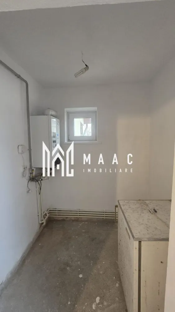 Garsonieră spațioasă de vanzare | centrala proprie | vedere superba. - MAAC Imobiliare vă propune spre vânzare o garsonieră spațioasă și confortabilă, situată pe strada Aleea Nucilor, în blocul Petrom, la etajul 4 din 4 al unui imobil construit în anul 2002. Proprietatea beneficiază de o suprafață utilă de 44 mp și o suprafață totală de 48,47 mp, fiind o alegere excelentă atât pentru locuit, cât și pentru investiție. Compartimentarea practică și expunerea sudică oferă un spațiu luminos și eficient organizat, cu lumină naturală pe tot parcursul zilei.

Garsoniera este compusă din cameră, bucătărie, baie, hol, debara și balcon, oferind confort și funcționalitate pentru viitorii proprietari. Proprietatea dispune de centrală termică proprie, geamuri termopan și parchet în cameră, iar blocul relativ nou reprezintă un avantaj important pentru confort și întreținere.

Caracteristici:
-Garsonieră spațioasă
-Suprafață utilă de 44 mp
-Suprafață totală de 48,47 mp
-Etaj 4 din 4
-Imobil construit în anul 2002
-Compartimentare practică și funcțională
-Potrivită pentru locuit sau investiție

Compartimentare:
-Cameră
-Bucătărie
-Baie
-Hol
-Debara
-Balcon

Dotări:
-Centrală termică proprie
-Geamuri termopan
-Parchet în cameră
-Expunere sudică
-Bloc relativ nou

Extra beneficii:
-Teren de 40 mp menționat în RLV, ideal pentru loc de parcare sau spațiu exterior
-Boxă de 13 mp trecută în RLV, perfectă pentru depozitare

Avantaje:
-Zonă accesibilă pe strada Aleea Nucilor
-Luminozitate naturală pe tot parcursul zilei
-Spații suplimentare pentru depozitare și utilizare practică
-Ideală pentru închiriere sau locuință personală
-Compartimentare eficientă și confort sporit

Pentru mai multe detalii și programarea unei vizionări, vă rugăm să menționați la telefon numărul CP3070173.