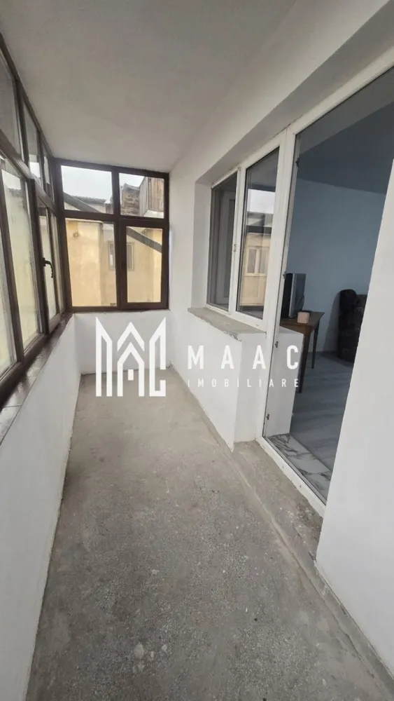 Garsonieră spațioasă de vanzare | centrala proprie | vedere superba. - MAAC Imobiliare vă propune spre vânzare o garsonieră spațioasă și confortabilă, situată pe strada Aleea Nucilor, în blocul Petrom, la etajul 4 din 4 al unui imobil construit în anul 2002. Proprietatea beneficiază de o suprafață utilă de 44 mp și o suprafață totală de 48,47 mp, fiind o alegere excelentă atât pentru locuit, cât și pentru investiție. Compartimentarea practică și expunerea sudică oferă un spațiu luminos și eficient organizat, cu lumină naturală pe tot parcursul zilei.

Garsoniera este compusă din cameră, bucătărie, baie, hol, debara și balcon, oferind confort și funcționalitate pentru viitorii proprietari. Proprietatea dispune de centrală termică proprie, geamuri termopan și parchet în cameră, iar blocul relativ nou reprezintă un avantaj important pentru confort și întreținere.

Caracteristici:
-Garsonieră spațioasă
-Suprafață utilă de 44 mp
-Suprafață totală de 48,47 mp
-Etaj 4 din 4
-Imobil construit în anul 2002
-Compartimentare practică și funcțională
-Potrivită pentru locuit sau investiție

Compartimentare:
-Cameră
-Bucătărie
-Baie
-Hol
-Debara
-Balcon

Dotări:
-Centrală termică proprie
-Geamuri termopan
-Parchet în cameră
-Expunere sudică
-Bloc relativ nou

Extra beneficii:
-Teren de 40 mp menționat în RLV, ideal pentru loc de parcare sau spațiu exterior
-Boxă de 13 mp trecută în RLV, perfectă pentru depozitare

Avantaje:
-Zonă accesibilă pe strada Aleea Nucilor
-Luminozitate naturală pe tot parcursul zilei
-Spații suplimentare pentru depozitare și utilizare practică
-Ideală pentru închiriere sau locuință personală
-Compartimentare eficientă și confort sporit

Pentru mai multe detalii și programarea unei vizionări, vă rugăm să menționați la telefon numărul CP3070173.