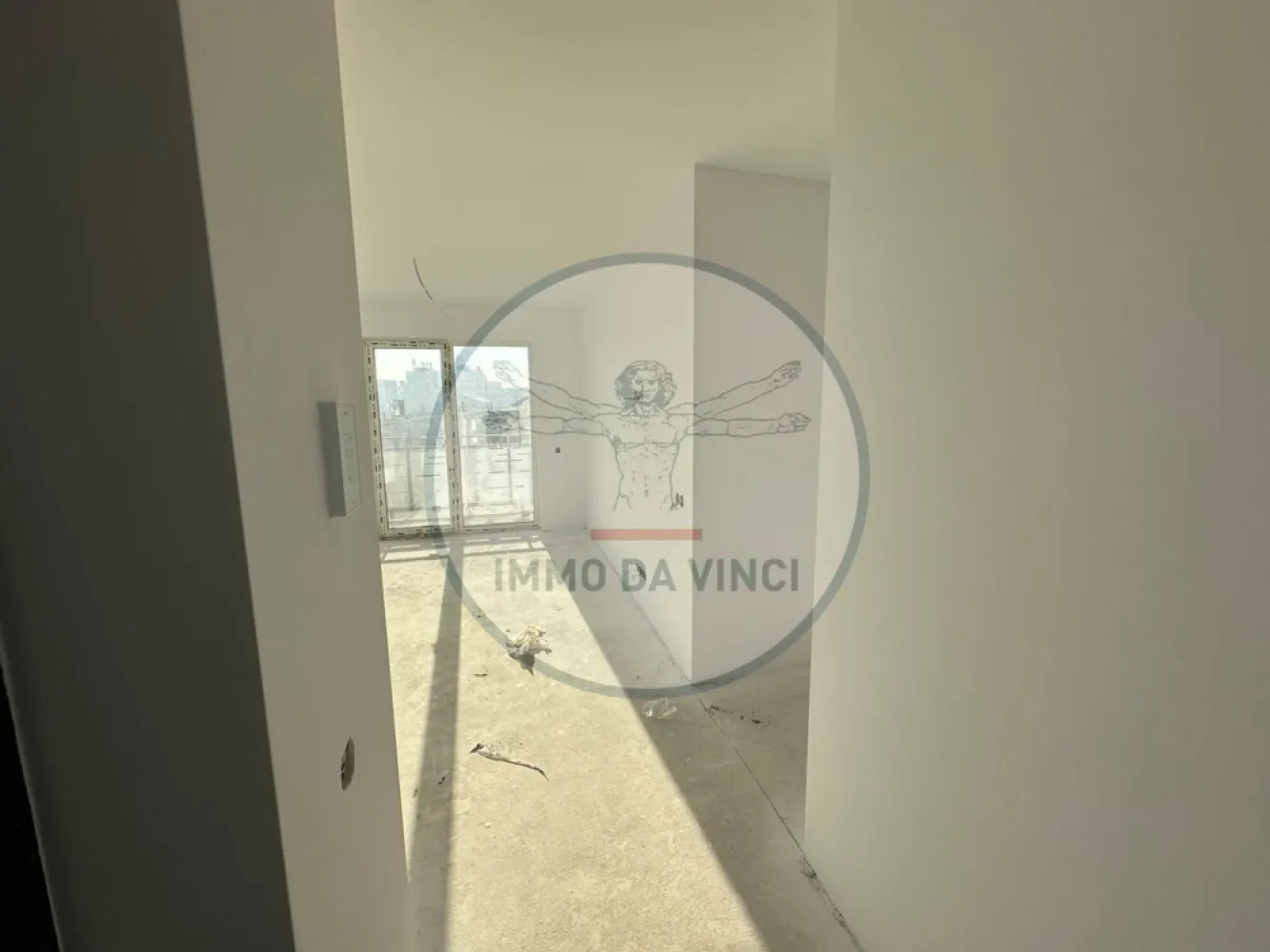 Apartament cu 3 camere, elegant și luminos – 62 mp + 10 mp balcon - Apartament cu 3 camere, elegant și luminos – 62 mp + 10 mp balcon cartier Marasti / Bulgaria
Preț: 210.000 EUR | Parcare subterană inclusă

Descoperă un apartament modern, situat la etajul 2, cu expunere sudică și vedere către oraș, retras de la zgomotul urban. Spațiul de 62 mp utili este completat de un balcon generos de 10 mp, perfect pentru relaxare.

Compartimentare practică:
Living luminos cu bucătărie open space
2 dormitoare confortabile unul matrimonial cu baie proprie
2 băi moderne
Balcon spațios cu priveliște către curtea interioară

Dotări și finisaje premium:
Încălzire în pardoseală
Ferestre Rehau cu sticlă tripan
Ușă metalică de intrare
Finisaje în tonuri neutre, pereți zugrăviți cu lavabil alb
Avantaj suplimentar: loc de parcare în subteran inclus în preț.

Contactează-ne pentru detalii și vizionări:
📞 0756 935 933 | 0749 367 179