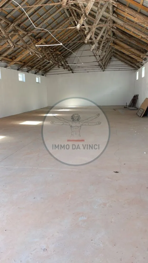 Hală Nouă 250 mp – Str. Depozitelor 56, Satu Mare - Vă oferim spre închiriere o hală industrială de 250 mp, situată într-una dintre cele mai căutate zone logistice din Satu Mare, pe strada Depozitelor nr. 56. Imobilul este în curs de finalizare, oferind un spațiu modern, curat și gata să găzduiască operațiunile afacerii dumneavoastră.
Specificații cheie:
Suprafață totală: 250 mp (spațiu deschis, ușor de configurat).
Stadiu: Construcție nouă, finisaje în curs de execuție.
Acces: Poartă de acces de dimensiuni mari, potrivită pentru încărcare/descărcare marfă.
Utilități complete: Curent trifazic (ideal pentru utilaje), apă, canalizare.
Locație: Acces facil pentru transportatori, în inima zonei industriale.
Datorită suprafeței generoase de 250 mp, acest spațiu este soluția perfectă pentru depozitare de volum, activități de producție, logistică sau distribuție regională.