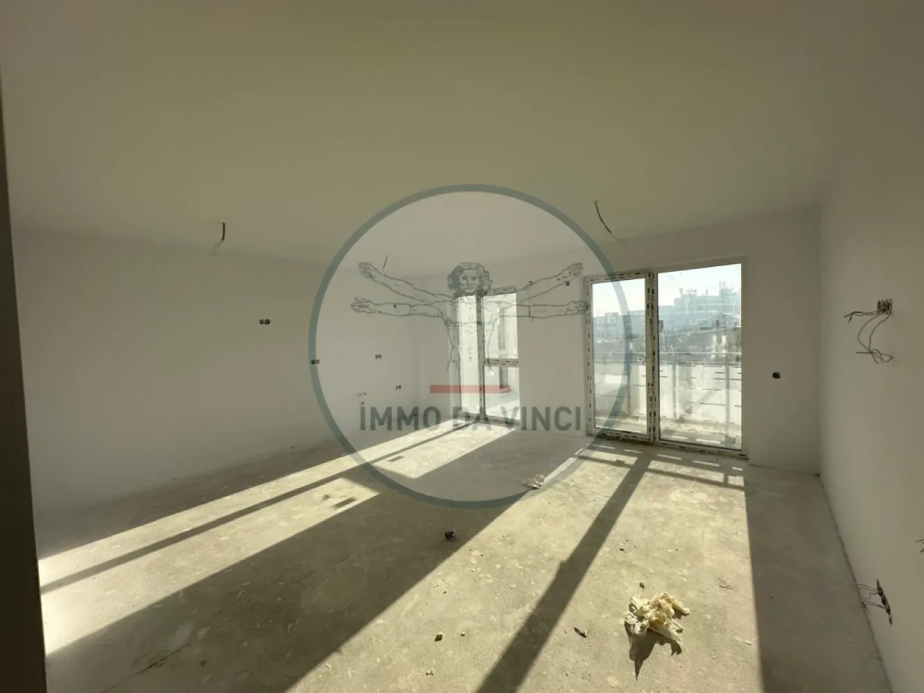 Apartament cu 3 camere, elegant și luminos – 62 mp + 10 mp balcon - Apartament cu 3 camere, elegant și luminos – 62 mp + 10 mp balcon cartier Marasti / Bulgaria
Preț: 210.000 EUR | Parcare subterană inclusă

Descoperă un apartament modern, situat la etajul 2, cu expunere sudică și vedere către oraș, retras de la zgomotul urban. Spațiul de 62 mp utili este completat de un balcon generos de 10 mp, perfect pentru relaxare.

Compartimentare practică:
Living luminos cu bucătărie open space
2 dormitoare confortabile unul matrimonial cu baie proprie
2 băi moderne
Balcon spațios cu priveliște către curtea interioară

Dotări și finisaje premium:
Încălzire în pardoseală
Ferestre Rehau cu sticlă tripan
Ușă metalică de intrare
Finisaje în tonuri neutre, pereți zugrăviți cu lavabil alb
Avantaj suplimentar: loc de parcare în subteran inclus în preț.

Contactează-ne pentru detalii și vizionări:
📞 0756 935 933 | 0749 367 179
