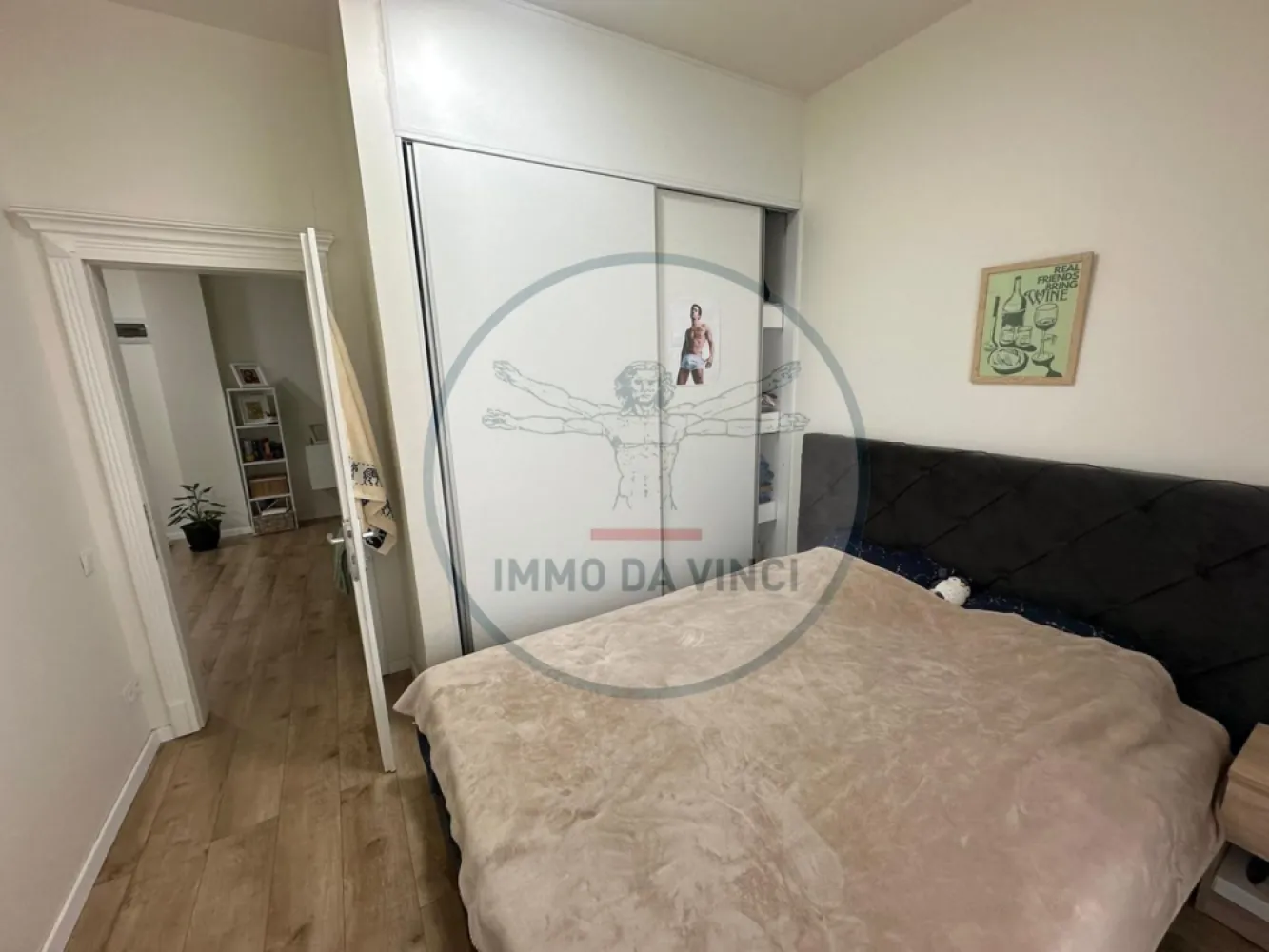 Apartament 3 camere Zona Marasti | Arte Plastice | Iulius Mall - 🏡 De vânzare | Apartament 3 camere – Mărăști, Cluj-Napoca
📍 Situat în inima cartierului Mărăști, la doar 10 minute de FSEGA și Iulius Mall, acest apartament de 57 mp utili + 6 mp balcon etaj 1 este ideal pentru locuit sau investiție.
🛏️ 2 dormitoare luminoase cu dressing + living generos
🍴 Bucătărie și baie modernă
🔥 Centrală termică proprie, incalzire in pardosea
🏠 2 locuri de parcare subterana
💡 Se poate achiziționa cu preluare de chiriași, oferind venit imediat pentru investitori, atat cash cat si credit.
Zonă liniștită, aproape de transport, magazine, bănci și servicii.
📞 Contact: 0756 935 933 sau 0749 367 179