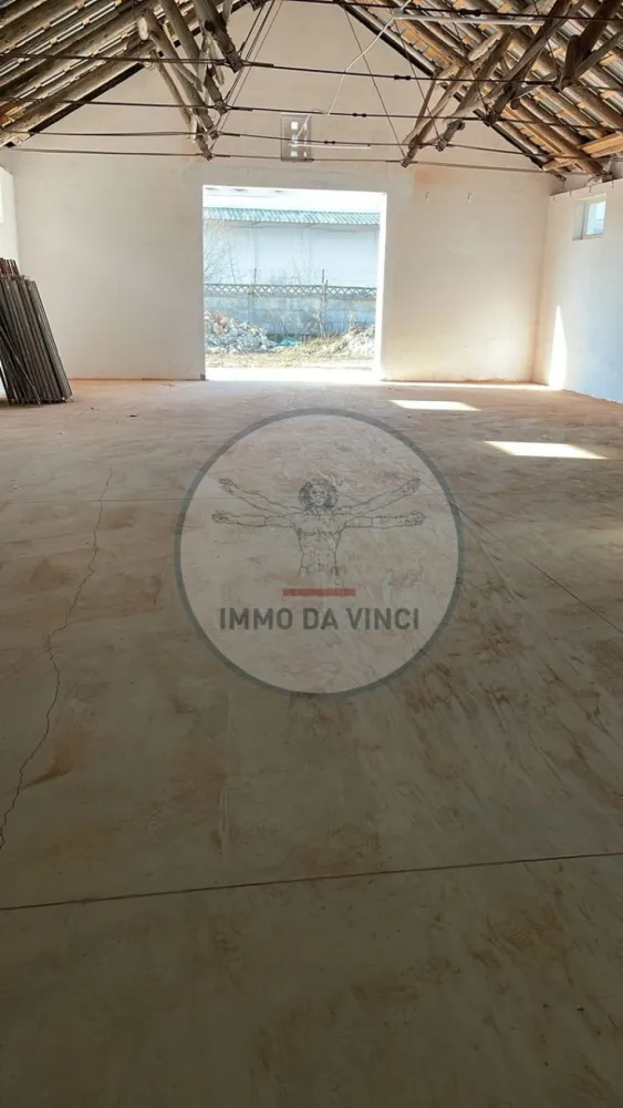 Hală Nouă 250 mp – Str. Depozitelor 56, Satu Mare - Vă oferim spre închiriere o hală industrială de 250 mp, situată într-una dintre cele mai căutate zone logistice din Satu Mare, pe strada Depozitelor nr. 56. Imobilul este în curs de finalizare, oferind un spațiu modern, curat și gata să găzduiască operațiunile afacerii dumneavoastră.
Specificații cheie:
Suprafață totală: 250 mp (spațiu deschis, ușor de configurat).
Stadiu: Construcție nouă, finisaje în curs de execuție.
Acces: Poartă de acces de dimensiuni mari, potrivită pentru încărcare/descărcare marfă.
Utilități complete: Curent trifazic (ideal pentru utilaje), apă, canalizare.
Locație: Acces facil pentru transportatori, în inima zonei industriale.
Datorită suprafeței generoase de 250 mp, acest spațiu este soluția perfectă pentru depozitare de volum, activități de producție, logistică sau distribuție regională.