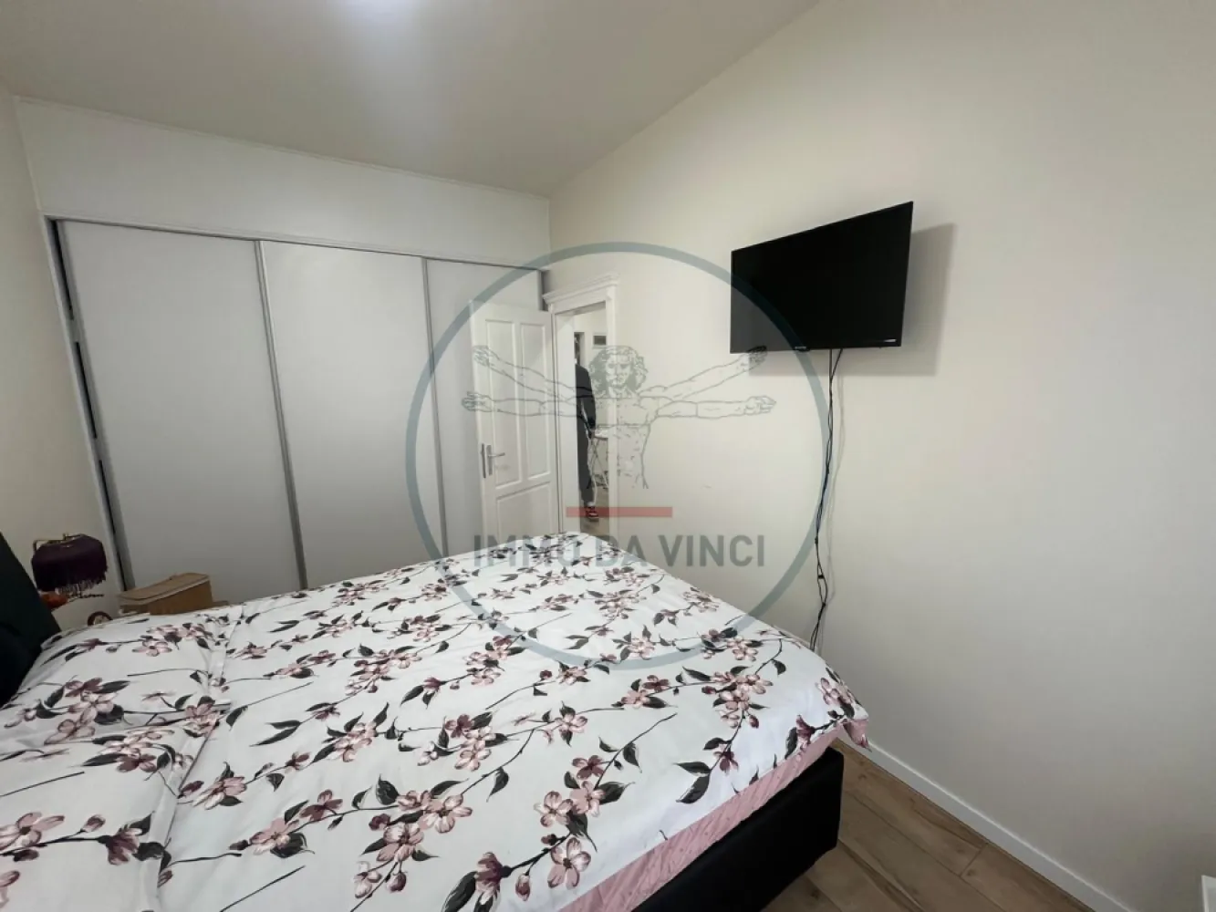 Apartament 3 camere Zona Marasti | Arte Plastice | Iulius Mall - 🏡 De vânzare | Apartament 3 camere – Mărăști, Cluj-Napoca
📍 Situat în inima cartierului Mărăști, la doar 10 minute de FSEGA și Iulius Mall, acest apartament de 57 mp utili + 6 mp balcon etaj 1 este ideal pentru locuit sau investiție.
🛏️ 2 dormitoare luminoase cu dressing + living generos
🍴 Bucătărie și baie modernă
🔥 Centrală termică proprie, incalzire in pardosea
🏠 2 locuri de parcare subterana
💡 Se poate achiziționa cu preluare de chiriași, oferind venit imediat pentru investitori, atat cash cat si credit.
Zonă liniștită, aproape de transport, magazine, bănci și servicii.
📞 Contact: 0756 935 933 sau 0749 367 179
