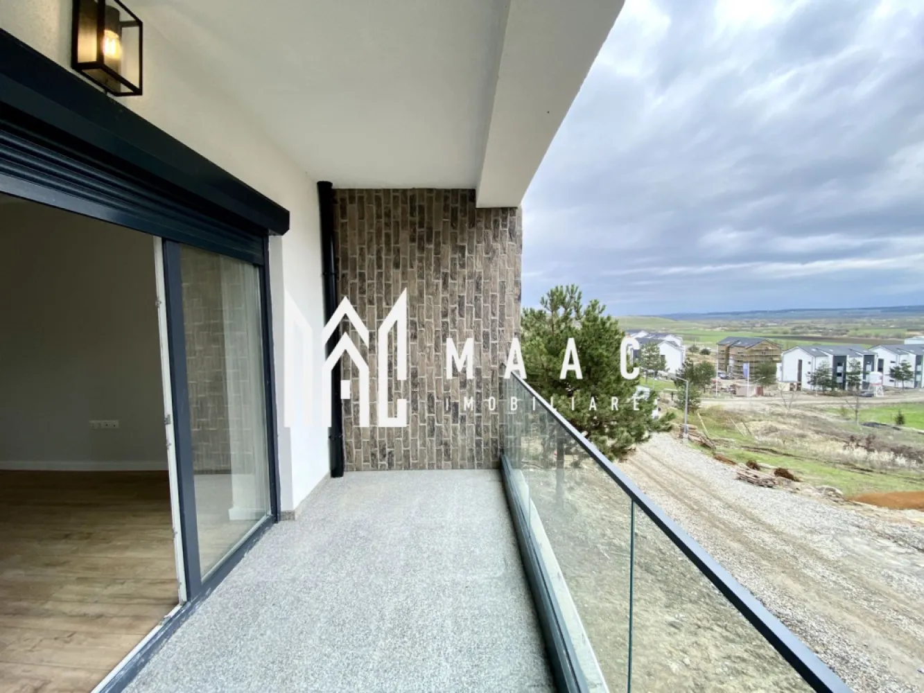 Apartament 2 camere nou I Finisat și intabulat în Davinci Homes | Comision 0% - MAAC Imobiliare vă propune spre vânzare un apartament cu 2 camere - intabulat, finisat la cheie.

Modalități de plată flexibile: Îți oferim posibilitatea de a alege între sursele tale proprii de finanțare sau opțiuni de credit ipotecar, fără să afecteze prețul final.

Descriere apartament:

Suprafață utilă de 54.12 mp
Configurație decomandată, cu un hol de acces, o bucătărie separată, un living cu ieșire pe balcon, un dormitor și o baie.

Avantajele acestui apartament:

Terasă cu hidroizolație și sistem de drenaj
Încălzire în pardoseală
Balcon cu orientare sudică
Loc de parcare inclus
Priveliște panoramică
Predare la stadiul de finisare la cheie
Numeroase spații de depozitare
Izolare eficientă cu vată bazaltică
Balconul și casa scării finisate la cheie, cu granit și sticlă securizată
Design arhitectural distinctiv, cu elemente din larice siberian și piatră naturală
Ocupare teritorială redusă, cu 25% din suprafață și 45% spații verzi
Zonă cu vegetație bogată, 4 locuri de joacă pentru copii și un teren de fotbal
Loc de parcare: Un loc de parcare este inclus în prețul acestui apartament.

Distante: La doar 4 minute de zona Industrială Vest, 4 minute de Metro și 15 minute de centrul istoric al Sibiului.

Pentru mai multe detalii precizati telefonic ca ati vazut anuntul cu ID: CP2499323