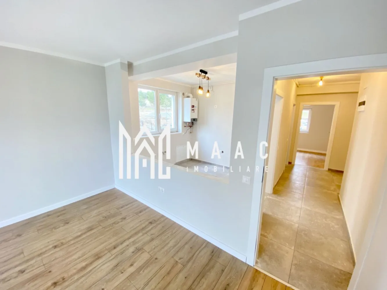 Apartament 2 camere nou I Finisat și intabulat în Davinci Homes | Comision 0% - MAAC Imobiliare vă propune spre vânzare un apartament cu 2 camere - intabulat, finisat la cheie.

Modalități de plată flexibile: Îți oferim posibilitatea de a alege între sursele tale proprii de finanțare sau opțiuni de credit ipotecar, fără să afecteze prețul final.

Descriere apartament:

Suprafață utilă de 54.12 mp
Configurație decomandată, cu un hol de acces, o bucătărie separată, un living cu ieșire pe balcon, un dormitor și o baie.

Avantajele acestui apartament:

Terasă cu hidroizolație și sistem de drenaj
Încălzire în pardoseală
Balcon cu orientare sudică
Loc de parcare inclus
Priveliște panoramică
Predare la stadiul de finisare la cheie
Numeroase spații de depozitare
Izolare eficientă cu vată bazaltică
Balconul și casa scării finisate la cheie, cu granit și sticlă securizată
Design arhitectural distinctiv, cu elemente din larice siberian și piatră naturală
Ocupare teritorială redusă, cu 25% din suprafață și 45% spații verzi
Zonă cu vegetație bogată, 4 locuri de joacă pentru copii și un teren de fotbal
Loc de parcare: Un loc de parcare este inclus în prețul acestui apartament.

Distante: La doar 4 minute de zona Industrială Vest, 4 minute de Metro și 15 minute de centrul istoric al Sibiului.

Pentru mai multe detalii precizati telefonic ca ati vazut anuntul cu ID: CP2499323