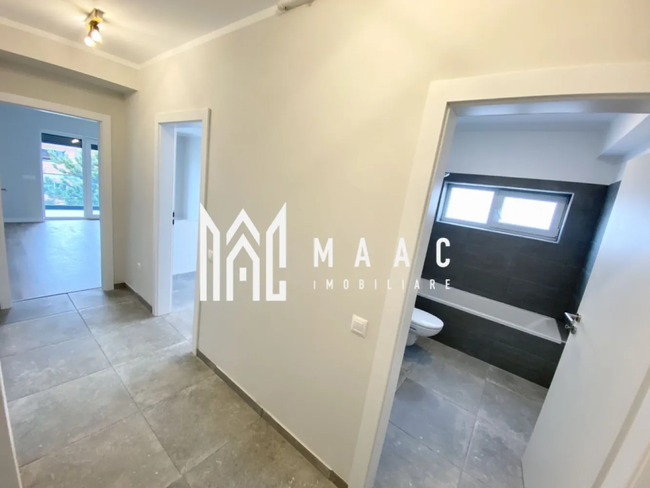 Apartament 2 camere nou I Finisat și intabulat în Davinci Homes | Comision 0% - MAAC Imobiliare vă propune spre vânzare un apartament cu 2 camere - intabulat, finisat la cheie.

Modalități de plată flexibile: Îți oferim posibilitatea de a alege între sursele tale proprii de finanțare sau opțiuni de credit ipotecar, fără să afecteze prețul final.

Descriere apartament:

Suprafață utilă de 54.12 mp
Configurație decomandată, cu un hol de acces, o bucătărie separată, un living cu ieșire pe balcon, un dormitor și o baie.

Avantajele acestui apartament:

Terasă cu hidroizolație și sistem de drenaj
Încălzire în pardoseală
Balcon cu orientare sudică
Loc de parcare inclus
Priveliște panoramică
Predare la stadiul de finisare la cheie
Numeroase spații de depozitare
Izolare eficientă cu vată bazaltică
Balconul și casa scării finisate la cheie, cu granit și sticlă securizată
Design arhitectural distinctiv, cu elemente din larice siberian și piatră naturală
Ocupare teritorială redusă, cu 25% din suprafață și 45% spații verzi
Zonă cu vegetație bogată, 4 locuri de joacă pentru copii și un teren de fotbal
Loc de parcare: Un loc de parcare este inclus în prețul acestui apartament.

Distante: La doar 4 minute de zona Industrială Vest, 4 minute de Metro și 15 minute de centrul istoric al Sibiului.

Pentru mai multe detalii precizati telefonic ca ati vazut anuntul cu ID: CP2499323