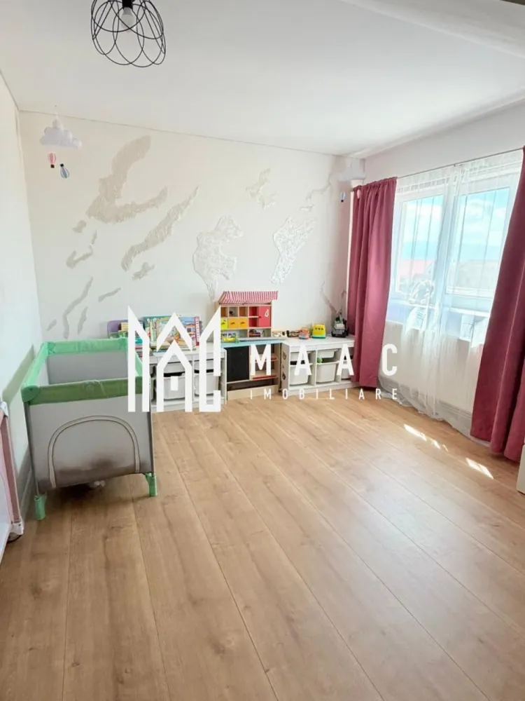 Apartament 3 camere I 65 MPU I Loc de parcare I Șelimbăr - MAAC Imobiliare va propune spre vanzare un apartament modern cu 3 camere, situat în Șelimbăr, într-o zonă liniștită și apreciată, ideal atât pentru locuit, cât și pentru investiție.

Apartamentul este amplasat la etajul 3 din 3 al unui imobil construit în anul 2018 și are o suprafață utilă de 65 mp, compartimentată eficient pentru confortul unei familii.

Un avantaj major al proprietății este spațiul suplimentar de depozitare de aproximativ 30 mp, care este intabulat și înscris în Cartea Funciară (CF). De asemenea, există posibilitatea amenajării unui spațiu adițional în pod, oferind oportunități excelente de extindere.

Locuința a fost renovată și complet utilată acum doi ani, beneficiind de dotări și finisaje de calitate superioară:

Plită cu inducție 7 kW Balay
Cuptor electric Bosch
Frigider LG
Cabină de duș cu hidromasaj
WC cu rezervor încastrat
Tâmplărie schimbată Rehau (7 camere, 3 sticle Low-E 4S)
Izolație în pod realizată cu vată bazaltică (20–25 cm)

Apartamentul se vinde mobilat și dispune de un pat matrimonial foarte mare, oferind un plus de confort.

În preț este inclus și un loc de parcare.

Proprietatea se poate achiziționa și prin credit ipotecar.

Avantaje:

Etaj 3/3 – liniște și intimitate
Bloc relativ nou (2018)
Renovat recent
Electrocasnice premium
Spațiu depozitare intabulat (~30 mp)
Posibilitate extindere în pod
Loc de parcare inclus
Acceptă credit ipotecar

Pentru mai multe detalii și programarea unei vizionări, vă invităm să contactați Maac Imobiliare, specificând ID: CP3023406.