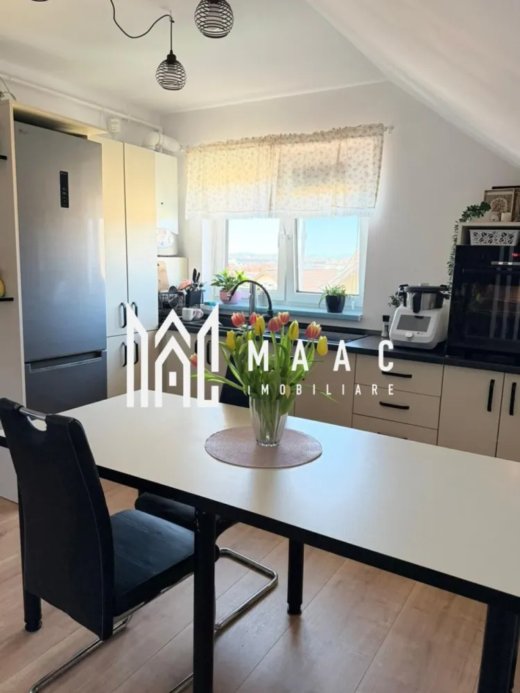 Apartament 3 camere I 65 MPU I Loc de parcare I Șelimbăr - MAAC Imobiliare va propune spre vanzare un apartament modern cu 3 camere, situat în Șelimbăr, într-o zonă liniștită și apreciată, ideal atât pentru locuit, cât și pentru investiție.

Apartamentul este amplasat la etajul 3 din 3 al unui imobil construit în anul 2018 și are o suprafață utilă de 65 mp, compartimentată eficient pentru confortul unei familii.

Un avantaj major al proprietății este spațiul suplimentar de depozitare de aproximativ 30 mp, care este intabulat și înscris în Cartea Funciară (CF). De asemenea, există posibilitatea amenajării unui spațiu adițional în pod, oferind oportunități excelente de extindere.

Locuința a fost renovată și complet utilată acum doi ani, beneficiind de dotări și finisaje de calitate superioară:

Plită cu inducție 7 kW Balay
Cuptor electric Bosch
Frigider LG
Cabină de duș cu hidromasaj
WC cu rezervor încastrat
Tâmplărie schimbată Rehau (7 camere, 3 sticle Low-E 4S)
Izolație în pod realizată cu vată bazaltică (20–25 cm)

Apartamentul se vinde mobilat și dispune de un pat matrimonial foarte mare, oferind un plus de confort.

În preț este inclus și un loc de parcare.

Proprietatea se poate achiziționa și prin credit ipotecar.

Avantaje:

Etaj 3/3 – liniște și intimitate
Bloc relativ nou (2018)
Renovat recent
Electrocasnice premium
Spațiu depozitare intabulat (~30 mp)
Posibilitate extindere în pod
Loc de parcare inclus
Acceptă credit ipotecar

Pentru mai multe detalii și programarea unei vizionări, vă invităm să contactați Maac Imobiliare, specificând ID: CP3023406.