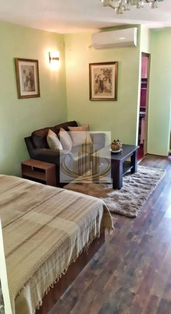 1 Cameră | Renovat complet | zona Take– IPJ/ISHO | Ideal investitie - Grand Mobilis Imobiliare vă propune spre vânzare o garsonieră complet renovată, situată într-o zonă centrală de top, în imediata apropiere de IPJ și complexul rezidențial ISHO Timișoara.

Datorită poziției și amenajării, proprietatea este pregătită pentru utilizare imediată, fiind o alegere excelentă atât pentru locuit, cât și pentru investiție.

📐 Detalii proprietate:
Suprafață utilă: 31 mp (cu balcon inclus)
Etaj: 8 – liniște, lumină naturală și vedere deschisă
Balcon închis, integrat eficient în spațiul locuinței
🏢 Renovare completă & dotări:
Renovare integrală – fără investiții suplimentare
Instalații electrice și sanitare din cupru
Izolație exterioară – confort termic sporit
Tâmplărie PVC cu geam termopan
Finisaje moderne: parchet laminat, gresie, faianță
Mobilier realizat la comandă
Pat matrimonial (160x200) cu saltea memory foam
Canapea din piele
Bucătărie complet echipată
Aer condiționat cu WiFi
Mașină de spălat
Apometre cu citire radio
Țeavă de gaz pe hol – posibilitate montare centrală proprie

👉 Se vinde complet mobilată și utilată, ideală pentru mutare sau închiriere imediată.

📍 Locație – punctul cheie:
Zonă centrală, cu acces rapid către tot orașul
La câteva minute de Universitatea de Medicină
În imediata apropiere: magazine, restaurante, farmacii, bănci
Transport în comun chiar lângă bloc
Acces facil către toate punctele de interes
💼 De ce merită:

✔️ Ideală pentru un cuplu sau persoane singure
✔️ Perfectă pentru studenți (UMF)
✔️ Investiție sigură, cu cerere foarte mare la închiriere
✔️ Apartament „gata de bani” – fără costuri suplimentare
!
📞 Pentru detalii și vizionări, echipa Grand Mobilis Imobiliare vă stă la dispoziție!
ID Intern: CP3070363