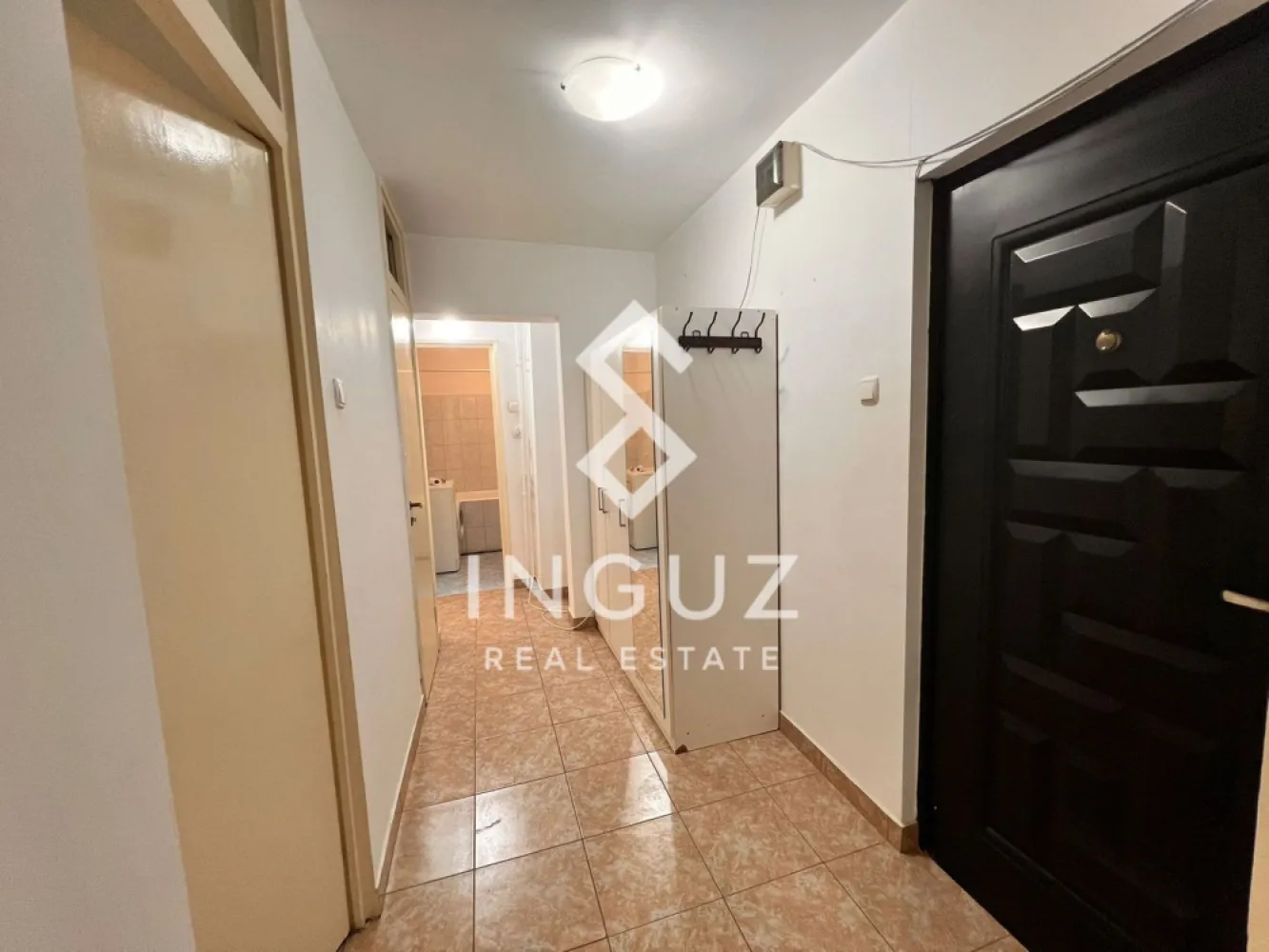 Apartament 2 camere de închiriat – Apărătorii Patriei | Metrou 5 min | - Apartament 2 camere de închiriat – Apărătorii Patriei | Metrou 5 min | Renovat complet

Se oferă spre închiriere un apartament cu 2 camere, proaspăt renovat și complet mobilat, situat într-o zonă liniștită, la doar 5 minute de metrou Apărătorii Patriei.

Apartamentul este ideal pentru locuire confortabilă, fiind potrivit atât pentru studenți, cât și pentru un cuplu sau persoane active.

Detalii apartament:

• Suprafață: 54 mp
• Etaj: 2
• Compartimentare: 2 camere
• Complet mobilat și utilat

Dotări:

• Frigider
• Aragaz
• Mașină de spălat
• Interfon

Zonă – Apărătorii Patriei

Apartamentul este amplasat într-o zonă bine conectată și liniștită din sudul Bucureștiului, cu acces rapid către toate punctele importante din oraș.

• 5 minute de metrou Apărătorii Patriei
• Aproape de Universitatea Spiru Haret
• Supermarketuri (Mega Image, Profi, Lidl)
• Restaurante, cafenele și servicii
• Farmacii, bănci, facilități zilnice
• Bloc curat și vecini liniștiți

Avantaje:

• Apartament proaspăt renovat
• Zonă sigură și liniștită
• Acces rapid la transport
• Ideal pentru locuire pe termen lung