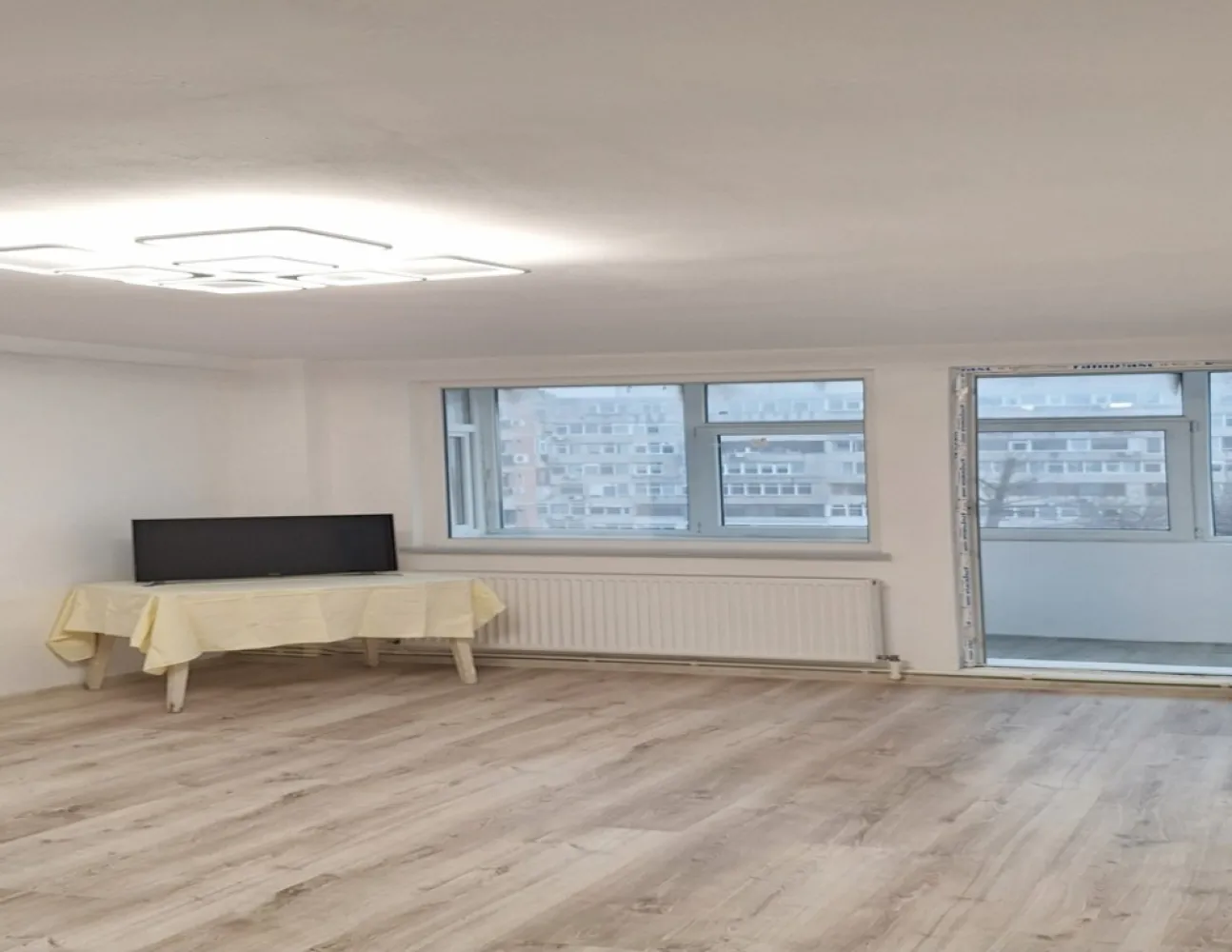 Vand apartament central, 2 camere, renovat complet cu centrala proprie - Vând apartament central cu 2 camere, confort 1, în suprafață de 58 mp (46 mp utili+12 mp balcon) situat central pe Bd. Ferdinand, nr. 73, Bl. A6, Sc. B, la etajul 5 al unui bloc de 8 etaje cu lift, compartimentat astfel: living, hol, bucatarie, dormitor, grup sanitar si balcon. Apartamentul este renovat complet, dotat cu centrala pe gaze. Imobilul este amplasat excelent, are vedere laterala la mare iar zona este foarte linistita cu acces facil către orice destinație a orașului. Este ideal pentru o familie cu copii. Toate actele sunt pregătite pentru vânzare. Zero, șapte, doi, trei, unu, șase, șase, opt șapte, opt. Direct proprietar, fără comision. Va aștept la vizionare !