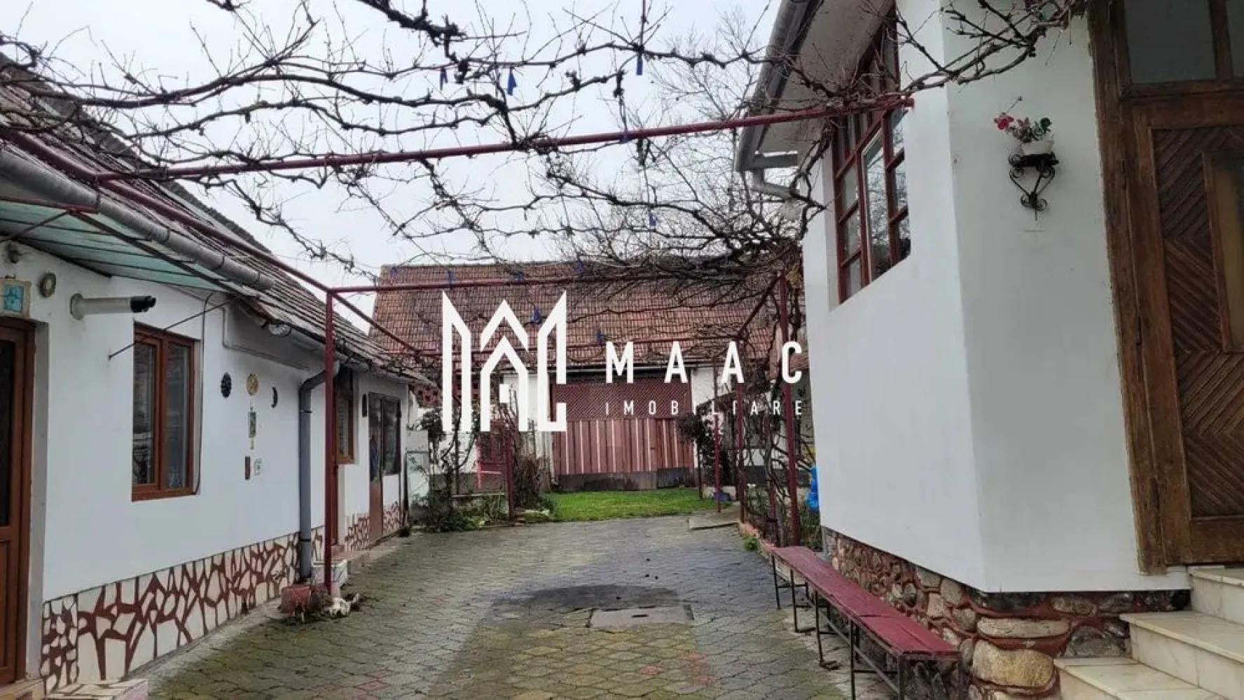 Casa Individuala I Acces Auto I Gradina I Rusi - Va propunem spre vanzare o casa individuala in localitatea Rusi.

Proprietatea este compusa din 2 corpuri de cladire insumand: 6 camere, holuri, bucătărie si 2 bai.

Aferent pe proprietate regasim: filigorie, magazie, sura, diferite anexe.

Disponibil imediat.

Se vinde complet mobilat si utilat.

Incalzire: Centrala proprie.

Facilitati: Acces rapid la mijloace de transport in comun, magazine, farmaci, restaurante si spati verzii.

Pentru mai multe detalii precizati telefonic ca ati vazut anuntul cu ID: CP2496254
