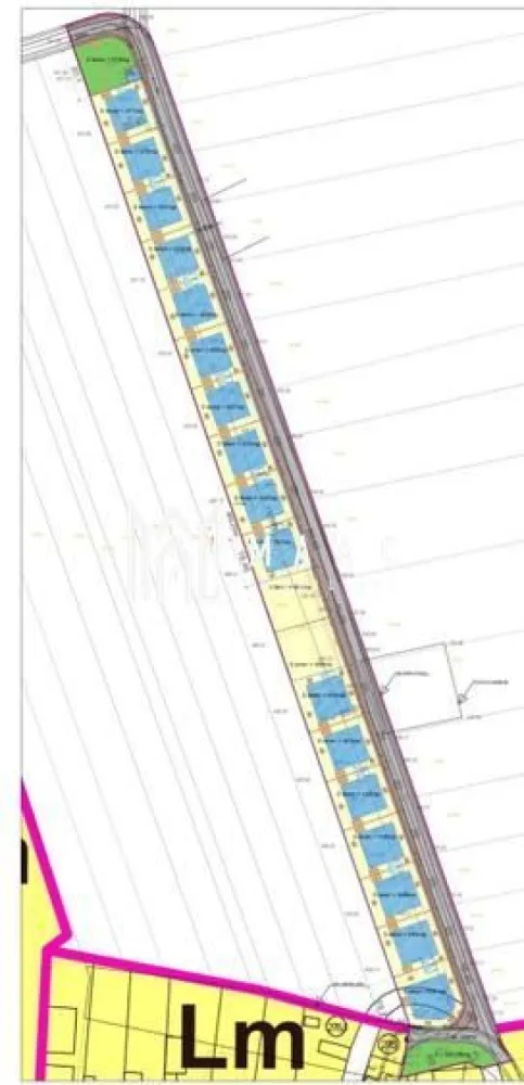 Parcele de tren de vânzare | 417-892 MP | Utilități | Șura Mică - MAAC Imobiliare vă propune spre vânzare parcele de teren intravilane situate în Șura Mică, în cadrul unui proiect privat cu PUZ individual aprobat. 

Locația oferă oportunitatea ideală pentru construirea unei case , cu regim de înălțime permis: P / P+E / D+P+M.
Accesul se v-a face prin barieră la intrare.
Disponibilitatea loturilor este următoarea:

Loturi Premium: 
Parcela 10 (873 mp) și
Parcela 11 (892 mp), care includ grădini extinse pentru un plus de intimitate.

Loturi Standard: 
Suprafețe echilibrate, cuprinse între:
417 mp și 448 mp

Parcelă Specială:
470 mp, beneficiind de o deschidere generoasă la stradă de 19 ml.

Lot Individual: 
508 mp, poziționat strategic chiar la intrarea pe stradă.

Detalii tehnice și utilități:

Avize obținute pentru apă, canalizare și curent electric;
 
Instalarea rețelelor în teren este confirmată pentru vara anului 2026.

Proiectul include un spațiu comun dedicat exclusiv viitorilor proprietari.

Conectivitate și proximitate:

Educație: 3 minute cu mașina până la Școala Gimnazială și grădinița modernă din localitate.

Transport: 5 minute distanță până la intrarea pe autostradă.

Recreere: 6 minute până la stațiunea Ocna Sibiului.

Pentru informații suplimentare sau pentru a programa o vizionare la fața locului, vă rugăm să ne contactați menționând ID: CP3060876
