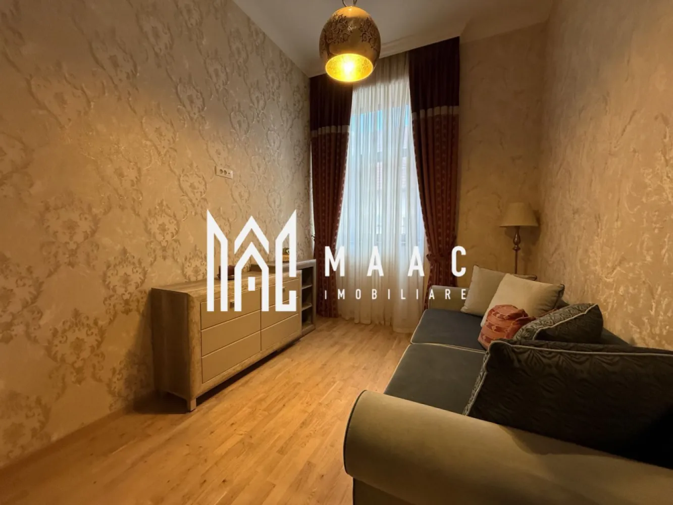 Apartament 2 camere | Etaj 1 | Renovat | Modern | Zona Garii - MAAC Imobiliare vă prezintă spre vânzare un apartament cu 2 camere, complet renovat în 2025 in zona Garii, Sibiu.

Caracteristici:
Suprafață utilă: 55 mp
Înălțime impresionantă a camerelor de aproximativ 3,80 m
Se vinde complet mobilat și utilat, exact ca în poze
Include pivniță pentru depozitare.

Compartimentare:
Hol și bucătărie
Living 
Dormitor
Baie.

Calitate construcție și izolații:
Pereți exteriori și despărțitori izolați cu vată minerală Knauf
Placare cu gips carton Rigips
Pereți interiori placați dublu pentru o izolare fonică superioară.

Dotări generale:
Ușă metalică 
Tâmplărie PVC Barrier, culoare nuc
Parchet triplu stratificat din stejar
Centrală termică Viessmann Vitodens 34 kW cu control WiFi
Încălzire în pardoseală Uponor, cu control individual pe fiecare cameră
Prize și întrerupătoare Schneider Unica.

Bucătărie și hol:
Mobilier MDF cu sisteme inox
Electrocasnice Bosch și Electrolux: plită inducție, cuptor, mașină de spălat vase, hotă
Combină frigorifică Bosch 366 L
TV Samsung Smart HD
Aer condiționat Gree 12000 BTU cu control WiFi
Posibilitate de transformare în open space prin ușă triplă din lemn de stejar cu vitralii.

Dormitor:
Pat matrimonial 180x200 cm cu saltea italiană LineaFlex
Dressing generos din MDF
Iluminat premium Kolarz Austria
Control al iluminatului din zona noptierei

Living:
Canapea extensibilă
Mobilier și decor atent alese
Acces flexibil către bucătărie
Iluminat ambiental.

Baie:
Duș tip jacuzzi
Mașină de spălat și uscător Bosch
Uscător profesional Valera
Sistem WC încastrat Geberit
Ventilație controlabilă și iluminat încastrat.

Avantaje:
Apartament renovat complet
Design elegant, cu atenție la detalii
Spații înalte, luminoase și aerisite
Ideal pentru locuință proprie sau investiție.

Pentru mai multe detalii precizati telefonic ca ati vazut anuntul cu ID: CP3064743