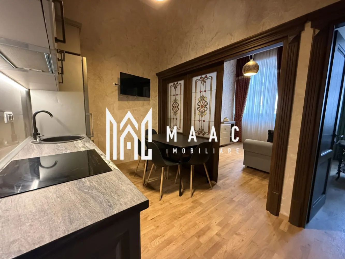 Apartament 2 camere | Etaj 1 | Renovat | Modern | Zona Garii - MAAC Imobiliare vă prezintă spre vânzare un apartament cu 2 camere, complet renovat în 2025 in zona Garii, Sibiu.

Caracteristici:
Suprafață utilă: 55 mp
Înălțime impresionantă a camerelor de aproximativ 3,80 m
Se vinde complet mobilat și utilat, exact ca în poze
Include pivniță pentru depozitare.

Compartimentare:
Hol și bucătărie
Living 
Dormitor
Baie.

Calitate construcție și izolații:
Pereți exteriori și despărțitori izolați cu vată minerală Knauf
Placare cu gips carton Rigips
Pereți interiori placați dublu pentru o izolare fonică superioară.

Dotări generale:
Ușă metalică 
Tâmplărie PVC Barrier, culoare nuc
Parchet triplu stratificat din stejar
Centrală termică Viessmann Vitodens 34 kW cu control WiFi
Încălzire în pardoseală Uponor, cu control individual pe fiecare cameră
Prize și întrerupătoare Schneider Unica.

Bucătărie și hol:
Mobilier MDF cu sisteme inox
Electrocasnice Bosch și Electrolux: plită inducție, cuptor, mașină de spălat vase, hotă
Combină frigorifică Bosch 366 L
TV Samsung Smart HD
Aer condiționat Gree 12000 BTU cu control WiFi
Posibilitate de transformare în open space prin ușă triplă din lemn de stejar cu vitralii.

Dormitor:
Pat matrimonial 180x200 cm cu saltea italiană LineaFlex
Dressing generos din MDF
Iluminat premium Kolarz Austria
Control al iluminatului din zona noptierei

Living:
Canapea extensibilă
Mobilier și decor atent alese
Acces flexibil către bucătărie
Iluminat ambiental.

Baie:
Duș tip jacuzzi
Mașină de spălat și uscător Bosch
Uscător profesional Valera
Sistem WC încastrat Geberit
Ventilație controlabilă și iluminat încastrat.

Avantaje:
Apartament renovat complet
Design elegant, cu atenție la detalii
Spații înalte, luminoase și aerisite
Ideal pentru locuință proprie sau investiție.

Pentru mai multe detalii precizati telefonic ca ati vazut anuntul cu ID: CP3064743