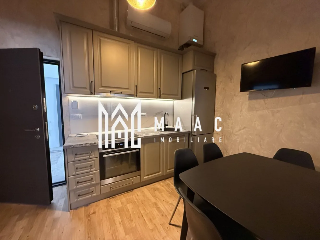 Apartament 2 camere | Etaj 1 | Renovat | Modern | Zona Garii - MAAC Imobiliare vă prezintă spre vânzare un apartament cu 2 camere, complet renovat în 2025 in zona Garii, Sibiu.

Caracteristici:
Suprafață utilă: 55 mp
Înălțime impresionantă a camerelor de aproximativ 3,80 m
Se vinde complet mobilat și utilat, exact ca în poze
Include pivniță pentru depozitare.

Compartimentare:
Hol și bucătărie
Living 
Dormitor
Baie.

Calitate construcție și izolații:
Pereți exteriori și despărțitori izolați cu vată minerală Knauf
Placare cu gips carton Rigips
Pereți interiori placați dublu pentru o izolare fonică superioară.

Dotări generale:
Ușă metalică 
Tâmplărie PVC Barrier, culoare nuc
Parchet triplu stratificat din stejar
Centrală termică Viessmann Vitodens 34 kW cu control WiFi
Încălzire în pardoseală Uponor, cu control individual pe fiecare cameră
Prize și întrerupătoare Schneider Unica.

Bucătărie și hol:
Mobilier MDF cu sisteme inox
Electrocasnice Bosch și Electrolux: plită inducție, cuptor, mașină de spălat vase, hotă
Combină frigorifică Bosch 366 L
TV Samsung Smart HD
Aer condiționat Gree 12000 BTU cu control WiFi
Posibilitate de transformare în open space prin ușă triplă din lemn de stejar cu vitralii.

Dormitor:
Pat matrimonial 180x200 cm cu saltea italiană LineaFlex
Dressing generos din MDF
Iluminat premium Kolarz Austria
Control al iluminatului din zona noptierei

Living:
Canapea extensibilă
Mobilier și decor atent alese
Acces flexibil către bucătărie
Iluminat ambiental.

Baie:
Duș tip jacuzzi
Mașină de spălat și uscător Bosch
Uscător profesional Valera
Sistem WC încastrat Geberit
Ventilație controlabilă și iluminat încastrat.

Avantaje:
Apartament renovat complet
Design elegant, cu atenție la detalii
Spații înalte, luminoase și aerisite
Ideal pentru locuință proprie sau investiție.

Pentru mai multe detalii precizati telefonic ca ati vazut anuntul cu ID: CP3064743