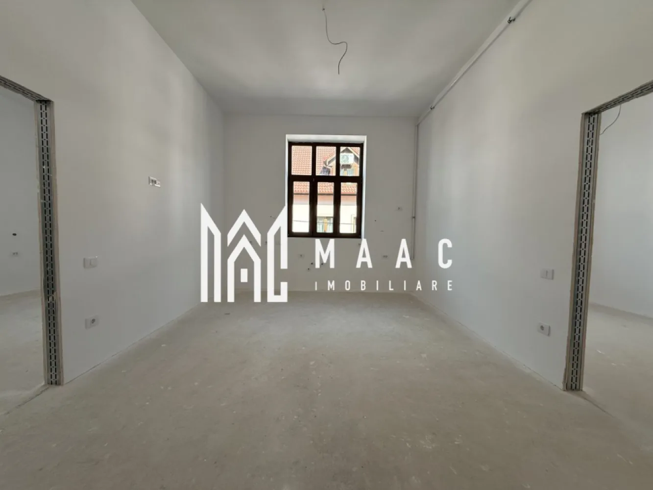 Apartament 3 camere Renovat | Modern | Etaj 1 | Zona Garii - MAAC Imobiliare vă prezintă un apartament cu 3 camere, complet renovat în perioada 2025–2026 in zona Garii.

Locuința are o suprafață utilă de 65 mp și beneficiază de o compartimentare inteligentă, spații generoase și o înălțime impresionantă de aproximativ 3,80 m, oferind senzația de volum și luminozitate.

Apartamentul se vinde la stadiul de alb, oferind posibilitatea personalizării după propriul stil.

Compartimentare:
Hol de acces
Living open space cu bucătăria
2 dormitoare, fiecare cu baie proprie
Toaletă de serviciu
Spațiu tehnic pentru mașină de spălat și uscător
Pivniță inclusă pentru depozitare.

Construcție și finisaje:
Pereți exteriori și interiori izolați cu vată minerală Knauf
Placări cu gips-carton Rigips
Pereți despărțitori dublați pentru o izolare fonică superioară
Pereți vopsiți cu lavabilă de înaltă rezistență.

Dotări:
Ușă metalică cu închidere multipunct
Tâmplărie PVC Barrier
Parchet triplu stratificat din stejar în toate camerele
Centrală termică Viessmann Vitodens Boka 25 kW
Încălzire în pardoseală Uponor cu control WiFi pe zone și termostat în fiecare cameră.

Alte beneficii:
Instalații electrice, sanitare și termice complet refăcute
Traseu pregătit pentru aer condiționat, pentru un confort optim în orice sezon
Spații bine gândite, ideale pentru o familie.

Pentru mai multe detalii precizati telefonic ca ati vazut anuntul cu ID: CP3064745