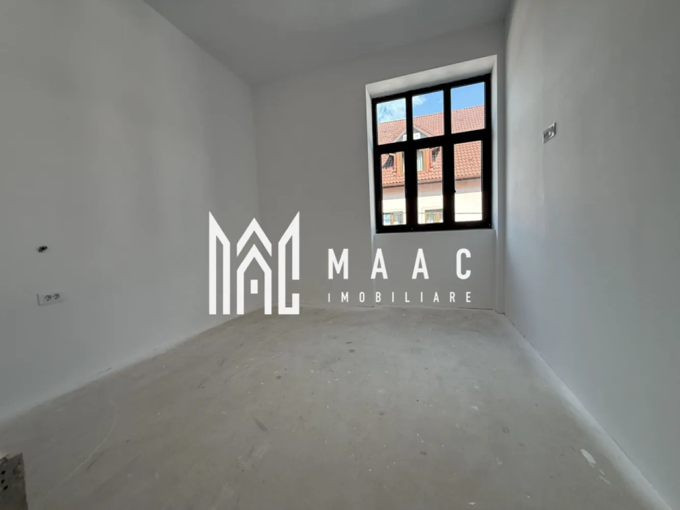Apartament 3 camere Renovat | Modern | Etaj 1 | Zona Garii - MAAC Imobiliare vă prezintă un apartament cu 3 camere, complet renovat în perioada 2025–2026 in zona Garii.

Locuința are o suprafață utilă de 65 mp și beneficiază de o compartimentare inteligentă, spații generoase și o înălțime impresionantă de aproximativ 3,80 m, oferind senzația de volum și luminozitate.

Apartamentul se vinde la stadiul de alb, oferind posibilitatea personalizării după propriul stil.

Compartimentare:
Hol de acces
Living open space cu bucătăria
2 dormitoare, fiecare cu baie proprie
Toaletă de serviciu
Spațiu tehnic pentru mașină de spălat și uscător
Pivniță inclusă pentru depozitare.

Construcție și finisaje:
Pereți exteriori și interiori izolați cu vată minerală Knauf
Placări cu gips-carton Rigips
Pereți despărțitori dublați pentru o izolare fonică superioară
Pereți vopsiți cu lavabilă de înaltă rezistență.

Dotări:
Ușă metalică cu închidere multipunct
Tâmplărie PVC Barrier
Parchet triplu stratificat din stejar în toate camerele
Centrală termică Viessmann Vitodens Boka 25 kW
Încălzire în pardoseală Uponor cu control WiFi pe zone și termostat în fiecare cameră.

Alte beneficii:
Instalații electrice, sanitare și termice complet refăcute
Traseu pregătit pentru aer condiționat, pentru un confort optim în orice sezon
Spații bine gândite, ideale pentru o familie.

Pentru mai multe detalii precizati telefonic ca ati vazut anuntul cu ID: CP3064745