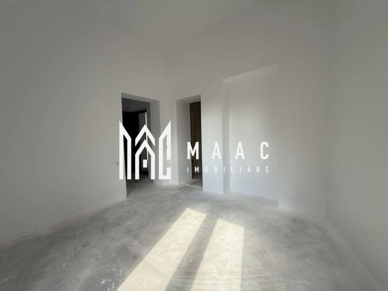 Garsoniera | Etaj 1 | Renovata | La alb | Zona Garii - MAAC Imobiliare vă prezintă o garsonieră complet renovată în perioada 2025–2026, ideală atât pentru locuință personală, cât și pentru investiție.

Locuința este eficient compartimentată și oferă un ambient luminos și plăcut, fiind compusă din:
Hol de acces
Bucătărie
Cameră de zi cu funcție de dormitor
Baie
Pivniță pentru depozitare.

Suprafața utilă este de 35 mp.

Proprietatea se predă la stadiul de alb, oferind posibilitatea personalizării după preferințele viitorului proprietar.

Finisaje și dotări:
Ușă metalică de acces cu închidere multipunct
Tâmplărie PVC cu geam termopan, culoare nuc
Centrală termică Viessmann în condensare, control WiFi
Radiatoare de perete Purmo
Parchet triplu stratificat din stejar
Uși interioare din lemn furniruit nuc, cu toc și pervazuri reglabile
Baie complet echipată cu cadă acrilică, mobilier și sistem WC încastrat Geberit
Prize și întrerupătoare Schneider, model Unica.

Alte beneficii:
Pereți și tavane finisate cu vopsea albă ultra lavabilă, rezistentă la murdărire
Instalații electrice, sanitare și termice complet noi
Pregătire pentru mașină de spălat rufe și uscător.

Pentru mai multe detalii precizati telefonic ca ati vazut anuntul cu ID: CP3064746