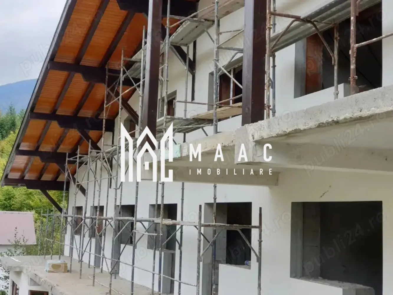 Pensiune 33 camere | 1500 MPU | Cârțișoara - MAAC Imobiliare vă propune spre vânzare o oportunitate rară de investiție în inima Munților Făgăraș!

Situată în pitoreasca Vale a Cârțișoarei, la doar câteva minute de spectaculosul Lac Bâlea și celebrul Transfăgărășan, această proprietate oferă cadrul ideal pentru dezvoltarea unui business turistic de succes, într-una dintre cele mai vizitate zone montane din România.

Localizare: Cârțișoara– zona Bâlea Cascadă – Vama Cucului Glăjărie
Suprafață teren: 1.536 mp
Suprafață construită la sol: 680 mp
Suprafață utilă desfășurată: 1.500 mp
Regim de înălțime: P + 2 Etaje

Clădirea este proiectată pentru multiple destinații: hotel, restaurant, bar, clinică sau bază de tratament, fiind ideală atât pentru turism, cât și pentru servicii medicale sau wellness.

 Compartimentare inteligentă:

-Parter:

Restaurant generos (capacitate 250 persoane)
Sală de conferințe
Bar
Bucătărie complet echipată + bloc alimentar
Camere frigorifice
Spații tehnice
Grupuri sanitare

-Etaj 1:

16 camere cu baie proprie și balcon

-Etaj 2:

12 camere cu baie proprie (6 cu balcon)
Total: 23 camere + 5 apartamente (2 camere + baie fiecare)

 Utilități și dotări:

-Energie electrică de mare putere
-Apă și canalizare
-Tâmplărie termopan (5 camere) cu sticlă triplă
-Clădire intabulată în 2024
-Documentație cadastrală completă (teren + construcție)

Proiectul este inspirat din arhitectura montană autentică, îmbinând armonios estetica tradițională cu funcționalitatea modernă — un concept perfect pentru turiștii care caută relaxare, natură și confort.

Poziționarea excelentă, în proximitatea atracțiilor majore precum Lacul Bâlea, Cascada Bâlea și traseele montane din Făgăraș, transformă această proprietate într-o investiție sigură și profitabilă pe termen lung.

Pentru mai multe detalii și vizionări, vă rugăm să menționați ID : CP3069052