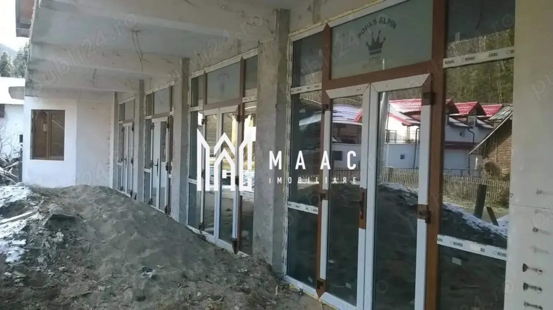 Pensiune 33 camere | 1500 MPU | Cârțișoara - MAAC Imobiliare vă propune spre vânzare o oportunitate rară de investiție în inima Munților Făgăraș!

Situată în pitoreasca Vale a Cârțișoarei, la doar câteva minute de spectaculosul Lac Bâlea și celebrul Transfăgărășan, această proprietate oferă cadrul ideal pentru dezvoltarea unui business turistic de succes, într-una dintre cele mai vizitate zone montane din România.

Localizare: Cârțișoara– zona Bâlea Cascadă – Vama Cucului Glăjărie
Suprafață teren: 1.536 mp
Suprafață construită la sol: 680 mp
Suprafață utilă desfășurată: 1.500 mp
Regim de înălțime: P + 2 Etaje

Clădirea este proiectată pentru multiple destinații: hotel, restaurant, bar, clinică sau bază de tratament, fiind ideală atât pentru turism, cât și pentru servicii medicale sau wellness.

 Compartimentare inteligentă:

-Parter:

Restaurant generos (capacitate 250 persoane)
Sală de conferințe
Bar
Bucătărie complet echipată + bloc alimentar
Camere frigorifice
Spații tehnice
Grupuri sanitare

-Etaj 1:

16 camere cu baie proprie și balcon

-Etaj 2:

12 camere cu baie proprie (6 cu balcon)
Total: 23 camere + 5 apartamente (2 camere + baie fiecare)

 Utilități și dotări:

-Energie electrică de mare putere
-Apă și canalizare
-Tâmplărie termopan (5 camere) cu sticlă triplă
-Clădire intabulată în 2024
-Documentație cadastrală completă (teren + construcție)

Proiectul este inspirat din arhitectura montană autentică, îmbinând armonios estetica tradițională cu funcționalitatea modernă — un concept perfect pentru turiștii care caută relaxare, natură și confort.

Poziționarea excelentă, în proximitatea atracțiilor majore precum Lacul Bâlea, Cascada Bâlea și traseele montane din Făgăraș, transformă această proprietate într-o investiție sigură și profitabilă pe termen lung.

Pentru mai multe detalii și vizionări, vă rugăm să menționați ID : CP3069052