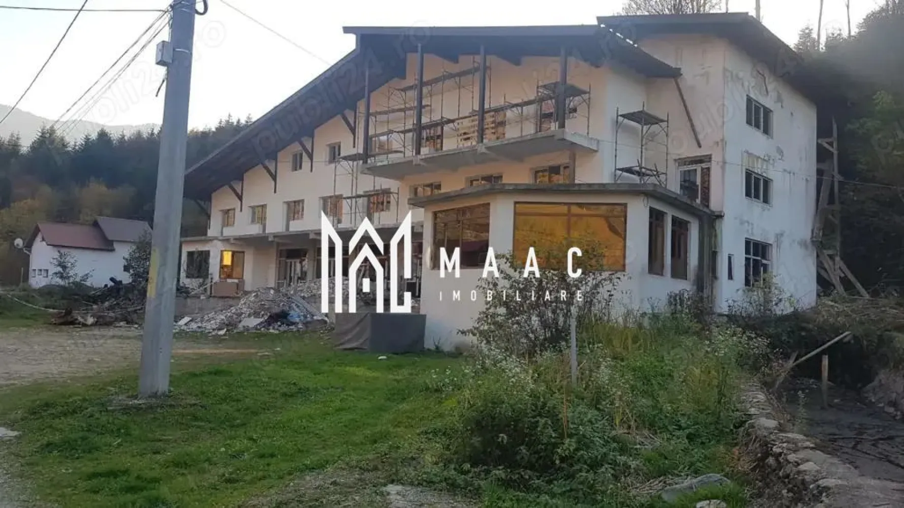 Pensiune 33 camere | 1500 MPU | Cârțișoara - MAAC Imobiliare vă propune spre vânzare o oportunitate rară de investiție în inima Munților Făgăraș!

Situată în pitoreasca Vale a Cârțișoarei, la doar câteva minute de spectaculosul Lac Bâlea și celebrul Transfăgărășan, această proprietate oferă cadrul ideal pentru dezvoltarea unui business turistic de succes, într-una dintre cele mai vizitate zone montane din România.

Localizare: Cârțișoara– zona Bâlea Cascadă – Vama Cucului Glăjărie
Suprafață teren: 1.536 mp
Suprafață construită la sol: 680 mp
Suprafață utilă desfășurată: 1.500 mp
Regim de înălțime: P + 2 Etaje

Clădirea este proiectată pentru multiple destinații: hotel, restaurant, bar, clinică sau bază de tratament, fiind ideală atât pentru turism, cât și pentru servicii medicale sau wellness.

 Compartimentare inteligentă:

-Parter:

Restaurant generos (capacitate 250 persoane)
Sală de conferințe
Bar
Bucătărie complet echipată + bloc alimentar
Camere frigorifice
Spații tehnice
Grupuri sanitare

-Etaj 1:

16 camere cu baie proprie și balcon

-Etaj 2:

12 camere cu baie proprie (6 cu balcon)
Total: 23 camere + 5 apartamente (2 camere + baie fiecare)

 Utilități și dotări:

-Energie electrică de mare putere
-Apă și canalizare
-Tâmplărie termopan (5 camere) cu sticlă triplă
-Clădire intabulată în 2024
-Documentație cadastrală completă (teren + construcție)

Proiectul este inspirat din arhitectura montană autentică, îmbinând armonios estetica tradițională cu funcționalitatea modernă — un concept perfect pentru turiștii care caută relaxare, natură și confort.

Poziționarea excelentă, în proximitatea atracțiilor majore precum Lacul Bâlea, Cascada Bâlea și traseele montane din Făgăraș, transformă această proprietate într-o investiție sigură și profitabilă pe termen lung.

Pentru mai multe detalii și vizionări, vă rugăm să menționați ID : CP3069052