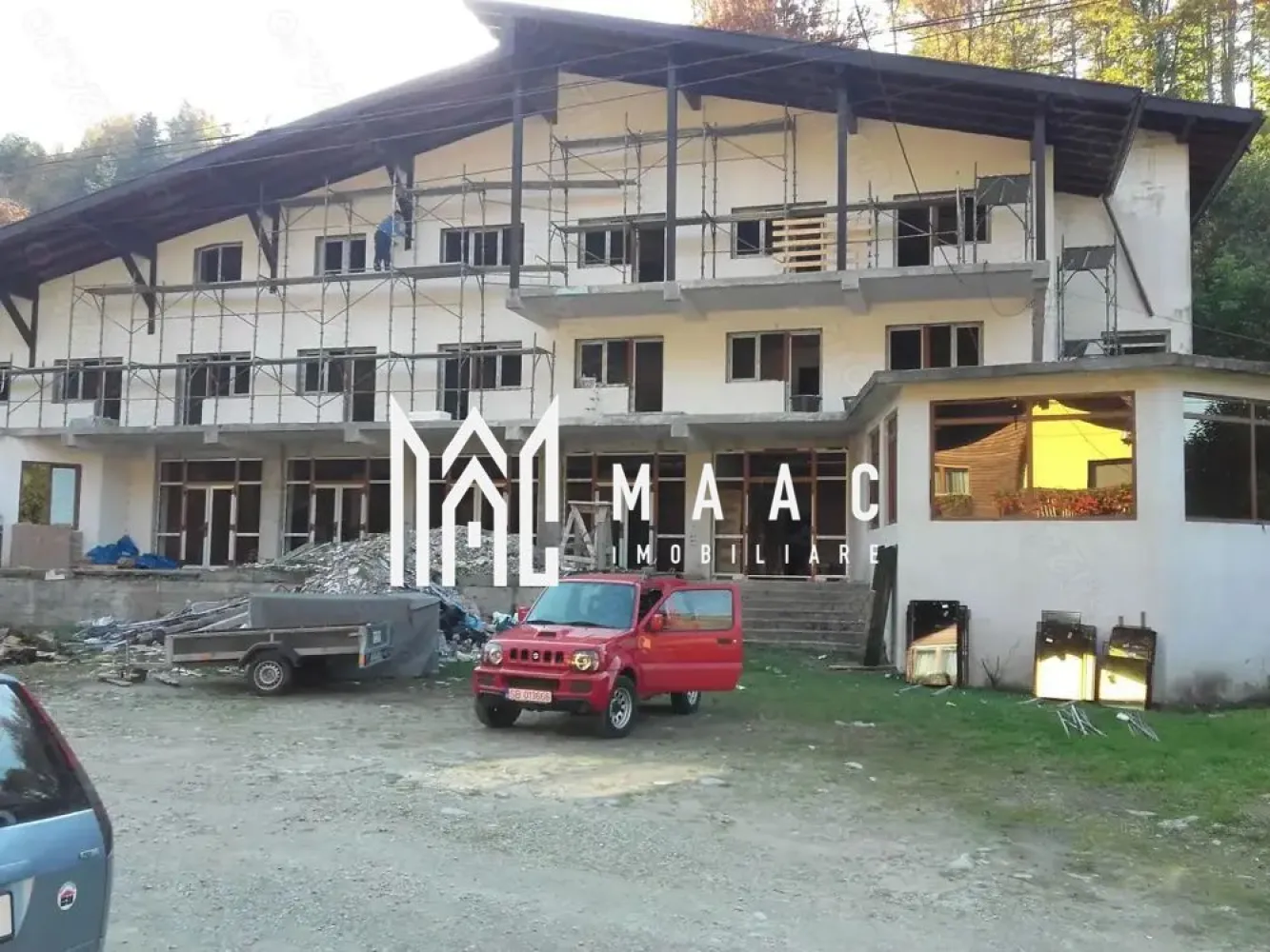Pensiune 33 camere | 1500 MPU | Cârțișoara - MAAC Imobiliare vă propune spre vânzare o oportunitate rară de investiție în inima Munților Făgăraș!

Situată în pitoreasca Vale a Cârțișoarei, la doar câteva minute de spectaculosul Lac Bâlea și celebrul Transfăgărășan, această proprietate oferă cadrul ideal pentru dezvoltarea unui business turistic de succes, într-una dintre cele mai vizitate zone montane din România.

Localizare: Cârțișoara– zona Bâlea Cascadă – Vama Cucului Glăjărie
Suprafață teren: 1.536 mp
Suprafață construită la sol: 680 mp
Suprafață utilă desfășurată: 1.500 mp
Regim de înălțime: P + 2 Etaje

Clădirea este proiectată pentru multiple destinații: hotel, restaurant, bar, clinică sau bază de tratament, fiind ideală atât pentru turism, cât și pentru servicii medicale sau wellness.

 Compartimentare inteligentă:

-Parter:

Restaurant generos (capacitate 250 persoane)
Sală de conferințe
Bar
Bucătărie complet echipată + bloc alimentar
Camere frigorifice
Spații tehnice
Grupuri sanitare

-Etaj 1:

16 camere cu baie proprie și balcon

-Etaj 2:

12 camere cu baie proprie (6 cu balcon)
Total: 23 camere + 5 apartamente (2 camere + baie fiecare)

 Utilități și dotări:

-Energie electrică de mare putere
-Apă și canalizare
-Tâmplărie termopan (5 camere) cu sticlă triplă
-Clădire intabulată în 2024
-Documentație cadastrală completă (teren + construcție)

Proiectul este inspirat din arhitectura montană autentică, îmbinând armonios estetica tradițională cu funcționalitatea modernă — un concept perfect pentru turiștii care caută relaxare, natură și confort.

Poziționarea excelentă, în proximitatea atracțiilor majore precum Lacul Bâlea, Cascada Bâlea și traseele montane din Făgăraș, transformă această proprietate într-o investiție sigură și profitabilă pe termen lung.

Pentru mai multe detalii și vizionări, vă rugăm să menționați ID : CP3069052