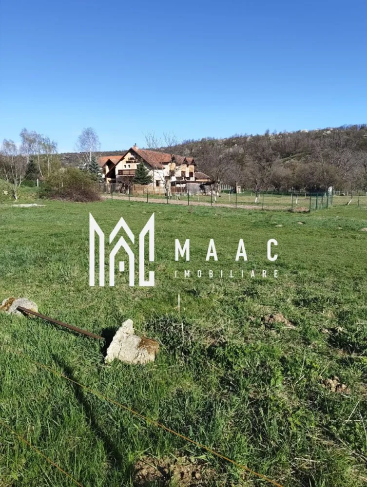 Teren | Intravilan | 550 MP | Sibiel - MAAC Imobiliare vă propune spre vânzare un teren intravilan în suprafață de 550 mp, situat la intrarea în localitatea Sibiel, într-o zonă apreciată pentru liniște, peisaje autentice și acces facil.

Proprietatea beneficiază de o poziționare excelentă, fiind amplasată chiar la intrarea în sat, ceea ce oferă atât vizibilitate, cât și acces rapid către principalele căi de circulație. Zona este recunoscută pentru farmecul său tradițional, aerul curat și priveliștile deosebite către împrejurimile montane, fiind ideală atât pentru construcția unei locuințe de vacanță, cât și pentru investiție turistică.

Un avantaj important îl reprezintă faptul că utilitățile sunt disponibile la drum, facilitând racordarea rapidă și reducând semnificativ costurile pentru viitoarea construcție.

Terenul are un potențial ridicat, datorită amplasării într-o localitate tot mai căutată de cei care își doresc un refugiu aproape de natură, dar la o distanță rezonabilă de oraș.

Pentru mai multe detalii și vizionări, vă rugăm să menționați ID : CP3069181