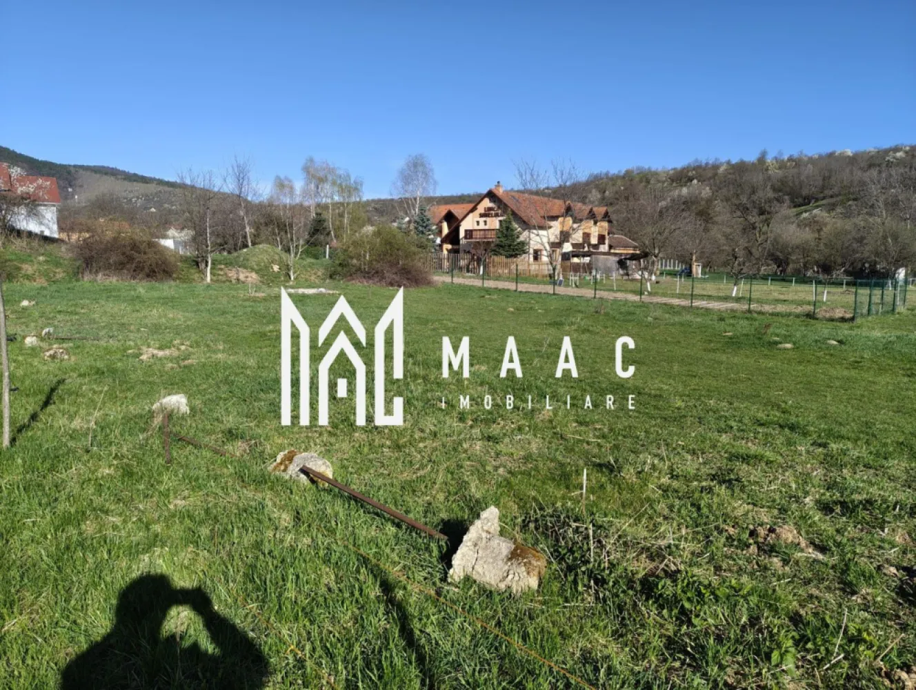 Teren | Intravilan | 550 MP | Sibiel - MAAC Imobiliare vă propune spre vânzare un teren intravilan în suprafață de 550 mp, situat la intrarea în localitatea Sibiel, într-o zonă apreciată pentru liniște, peisaje autentice și acces facil.

Proprietatea beneficiază de o poziționare excelentă, fiind amplasată chiar la intrarea în sat, ceea ce oferă atât vizibilitate, cât și acces rapid către principalele căi de circulație. Zona este recunoscută pentru farmecul său tradițional, aerul curat și priveliștile deosebite către împrejurimile montane, fiind ideală atât pentru construcția unei locuințe de vacanță, cât și pentru investiție turistică.

Un avantaj important îl reprezintă faptul că utilitățile sunt disponibile la drum, facilitând racordarea rapidă și reducând semnificativ costurile pentru viitoarea construcție.

Terenul are un potențial ridicat, datorită amplasării într-o localitate tot mai căutată de cei care își doresc un refugiu aproape de natură, dar la o distanță rezonabilă de oraș.

Pentru mai multe detalii și vizionări, vă rugăm să menționați ID : CP3069181