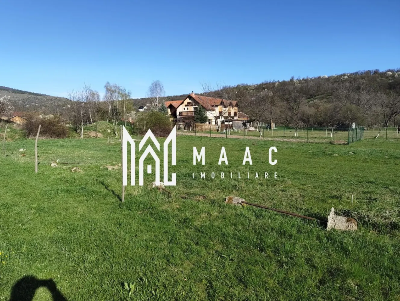 Teren | Intravilan | 550 MP | Sibiel - MAAC Imobiliare vă propune spre vânzare un teren intravilan în suprafață de 550 mp, situat la intrarea în localitatea Sibiel, într-o zonă apreciată pentru liniște, peisaje autentice și acces facil.

Proprietatea beneficiază de o poziționare excelentă, fiind amplasată chiar la intrarea în sat, ceea ce oferă atât vizibilitate, cât și acces rapid către principalele căi de circulație. Zona este recunoscută pentru farmecul său tradițional, aerul curat și priveliștile deosebite către împrejurimile montane, fiind ideală atât pentru construcția unei locuințe de vacanță, cât și pentru investiție turistică.

Un avantaj important îl reprezintă faptul că utilitățile sunt disponibile la drum, facilitând racordarea rapidă și reducând semnificativ costurile pentru viitoarea construcție.

Terenul are un potențial ridicat, datorită amplasării într-o localitate tot mai căutată de cei care își doresc un refugiu aproape de natură, dar la o distanță rezonabilă de oraș.

Pentru mai multe detalii și vizionări, vă rugăm să menționați ID : CP3069181