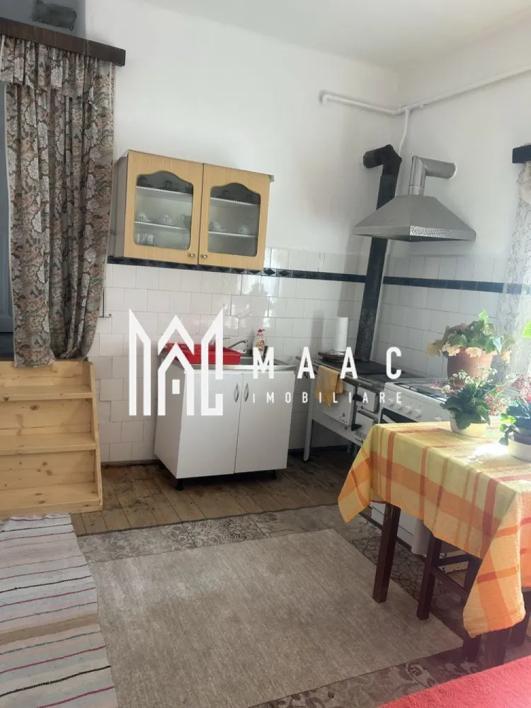 Apartament La Casa I 2 Camere I Curte I De Renovat I Lazaret - Se oferă spre vânzare apartament la casă, situat în zona Lazaret, într-o curte comună cu doar 2 familii, oferind un nivel ridicat de intimitate și liniște.

Proprietatea este ideală pentru cei care își doresc o locuință la casă, cu grădină proprie și posibilitatea de a o amenaja complet după propriul stil.

Caracteristici:
2 camere
Baie proprie
Anexe
Grădină proprie
Curte comună restrânsă

Avantaje:
Doar 2 familii în curte – intimitate sporită
Spațiu exterior propriu
Zonă liniștită, cu acces facil către oraș
Potrivit pentru locuință sau investiție

Punct forte:

Proprietatea necesită renovare, oferind libertatea de a fi reamenajată integral, fără compromisuri, exact după preferințele noului proprietar

O oportunitate pentru cei care caută o locuință la casă, cu potențial real de personalizare, într-o zonă bine cotată din Sibiu.

Pentru informati si vizionari : CP3069253