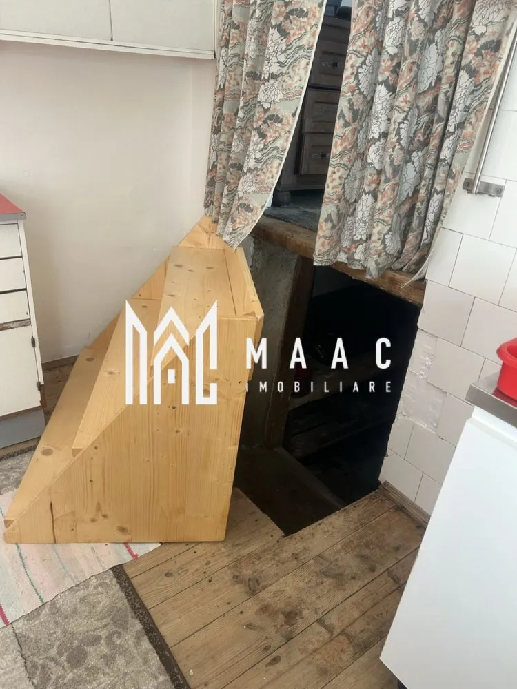 Apartament La Casa I 2 Camere I Curte I De Renovat I Lazaret - Se oferă spre vânzare apartament la casă, situat în zona Lazaret, într-o curte comună cu doar 2 familii, oferind un nivel ridicat de intimitate și liniște.

Proprietatea este ideală pentru cei care își doresc o locuință la casă, cu grădină proprie și posibilitatea de a o amenaja complet după propriul stil.

Caracteristici:
2 camere
Baie proprie
Anexe
Grădină proprie
Curte comună restrânsă

Avantaje:
Doar 2 familii în curte – intimitate sporită
Spațiu exterior propriu
Zonă liniștită, cu acces facil către oraș
Potrivit pentru locuință sau investiție

Punct forte:

Proprietatea necesită renovare, oferind libertatea de a fi reamenajată integral, fără compromisuri, exact după preferințele noului proprietar

O oportunitate pentru cei care caută o locuință la casă, cu potențial real de personalizare, într-o zonă bine cotată din Sibiu.

Pentru informati si vizionari : CP3069253