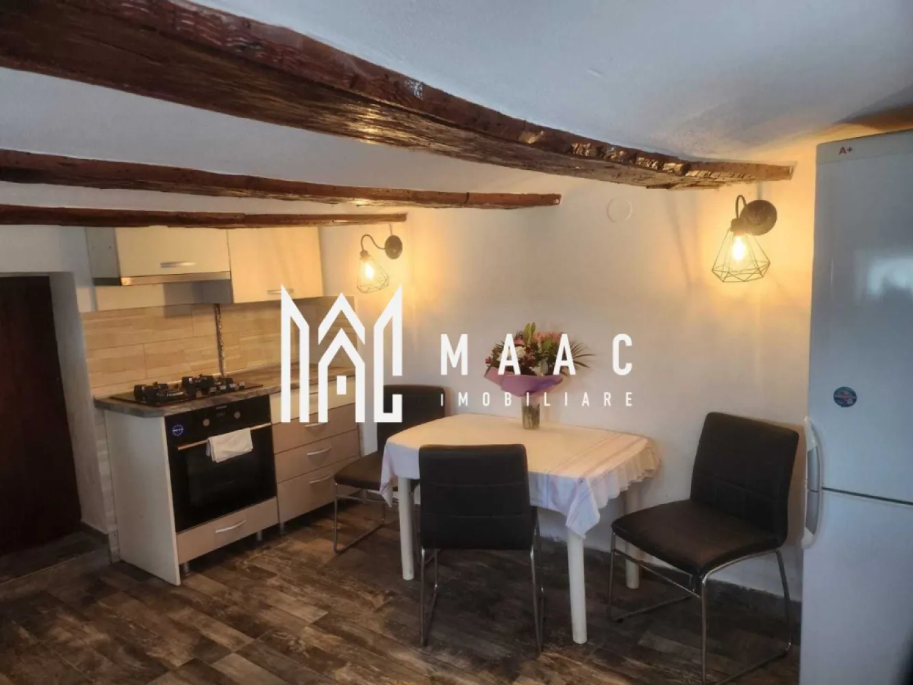 Casa Individuala I 3 Camere I Acces Auto I BBQ I Agnita - Se oferă spre vânzare casă individuală situată în Agnita, amplasată la drumul principal, într-o zonă accesibilă, aproape de școală, magazin Penny și stație de carburant.

Proprietatea este ideală pentru locuire, oferind spațiu generos atât în interior, cât și în exterior, cu multiple posibilități de amenajare.

Caracteristici locuință:
Suprafață locuibilă: 104 mp
3 camere
Bucătărie complet utilată
Camere parțial mobilate
Baie
Pivniță
Dotări:
Centrală termică
Uși exterioare și geamuri termopan
Toate utilitățile disponibile

Teren și exterior:
Curte generoasă de 803 mp
Fântână proprie
Pomi fructiferi și viță de vie
Acces auto în curte

Avantaje:
Poziționare la drum principal
Aproape de școală, magazine și alte facilități
Curte mare, ideală pentru amenajări ulterioare: foișor, bucătărie de vară, garaj, piscină sau zonă de grătar
Zonă liniștită, cu acces facil
Disponibilă imediat

O proprietate practică și versatilă, cu teren generos și potențial excelent, potrivită pentru cei care caută spațiu, accesibilitate și posibilitatea de personalizare.

Pentru informati si vizionari : CP3069853