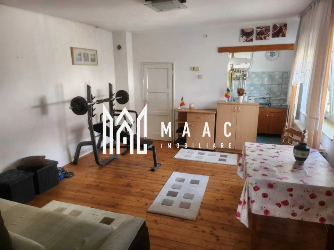 Casa Individuala I 3 Camere I Acces Auto I BBQ I Agnita - Se oferă spre vânzare casă individuală situată în Agnita, amplasată la drumul principal, într-o zonă accesibilă, aproape de școală, magazin Penny și stație de carburant.

Proprietatea este ideală pentru locuire, oferind spațiu generos atât în interior, cât și în exterior, cu multiple posibilități de amenajare.

Caracteristici locuință:
Suprafață locuibilă: 104 mp
3 camere
Bucătărie complet utilată
Camere parțial mobilate
Baie
Pivniță
Dotări:
Centrală termică
Uși exterioare și geamuri termopan
Toate utilitățile disponibile

Teren și exterior:
Curte generoasă de 803 mp
Fântână proprie
Pomi fructiferi și viță de vie
Acces auto în curte

Avantaje:
Poziționare la drum principal
Aproape de școală, magazine și alte facilități
Curte mare, ideală pentru amenajări ulterioare: foișor, bucătărie de vară, garaj, piscină sau zonă de grătar
Zonă liniștită, cu acces facil
Disponibilă imediat

O proprietate practică și versatilă, cu teren generos și potențial excelent, potrivită pentru cei care caută spațiu, accesibilitate și posibilitatea de personalizare.

Pentru informati si vizionari : CP3069853