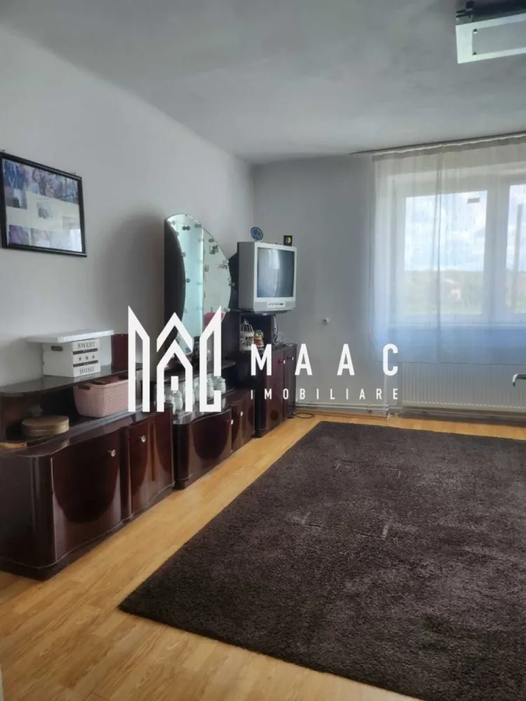 Casa Individuala I 3 Camere I Acces Auto I BBQ I Agnita - Se oferă spre vânzare casă individuală situată în Agnita, amplasată la drumul principal, într-o zonă accesibilă, aproape de școală, magazin Penny și stație de carburant.

Proprietatea este ideală pentru locuire, oferind spațiu generos atât în interior, cât și în exterior, cu multiple posibilități de amenajare.

Caracteristici locuință:
Suprafață locuibilă: 104 mp
3 camere
Bucătărie complet utilată
Camere parțial mobilate
Baie
Pivniță
Dotări:
Centrală termică
Uși exterioare și geamuri termopan
Toate utilitățile disponibile

Teren și exterior:
Curte generoasă de 803 mp
Fântână proprie
Pomi fructiferi și viță de vie
Acces auto în curte

Avantaje:
Poziționare la drum principal
Aproape de școală, magazine și alte facilități
Curte mare, ideală pentru amenajări ulterioare: foișor, bucătărie de vară, garaj, piscină sau zonă de grătar
Zonă liniștită, cu acces facil
Disponibilă imediat

O proprietate practică și versatilă, cu teren generos și potențial excelent, potrivită pentru cei care caută spațiu, accesibilitate și posibilitatea de personalizare.

Pentru informati si vizionari : CP3069853