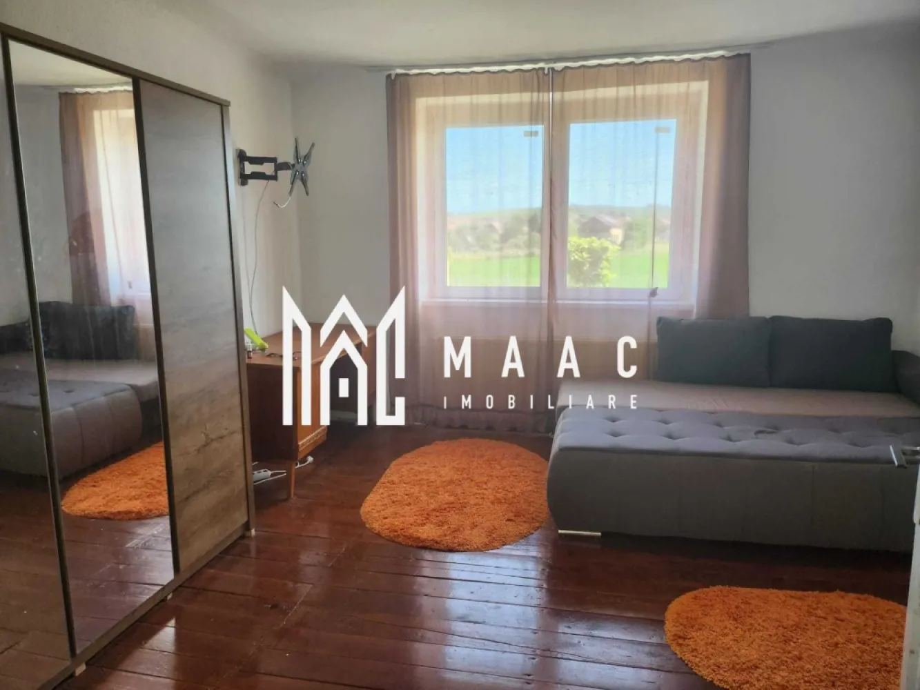 Casa Individuala I 3 Camere I Acces Auto I BBQ I Agnita - Se oferă spre vânzare casă individuală situată în Agnita, amplasată la drumul principal, într-o zonă accesibilă, aproape de școală, magazin Penny și stație de carburant.

Proprietatea este ideală pentru locuire, oferind spațiu generos atât în interior, cât și în exterior, cu multiple posibilități de amenajare.

Caracteristici locuință:
Suprafață locuibilă: 104 mp
3 camere
Bucătărie complet utilată
Camere parțial mobilate
Baie
Pivniță
Dotări:
Centrală termică
Uși exterioare și geamuri termopan
Toate utilitățile disponibile

Teren și exterior:
Curte generoasă de 803 mp
Fântână proprie
Pomi fructiferi și viță de vie
Acces auto în curte

Avantaje:
Poziționare la drum principal
Aproape de școală, magazine și alte facilități
Curte mare, ideală pentru amenajări ulterioare: foișor, bucătărie de vară, garaj, piscină sau zonă de grătar
Zonă liniștită, cu acces facil
Disponibilă imediat

O proprietate practică și versatilă, cu teren generos și potențial excelent, potrivită pentru cei care caută spațiu, accesibilitate și posibilitatea de personalizare.

Pentru informati si vizionari : CP3069853