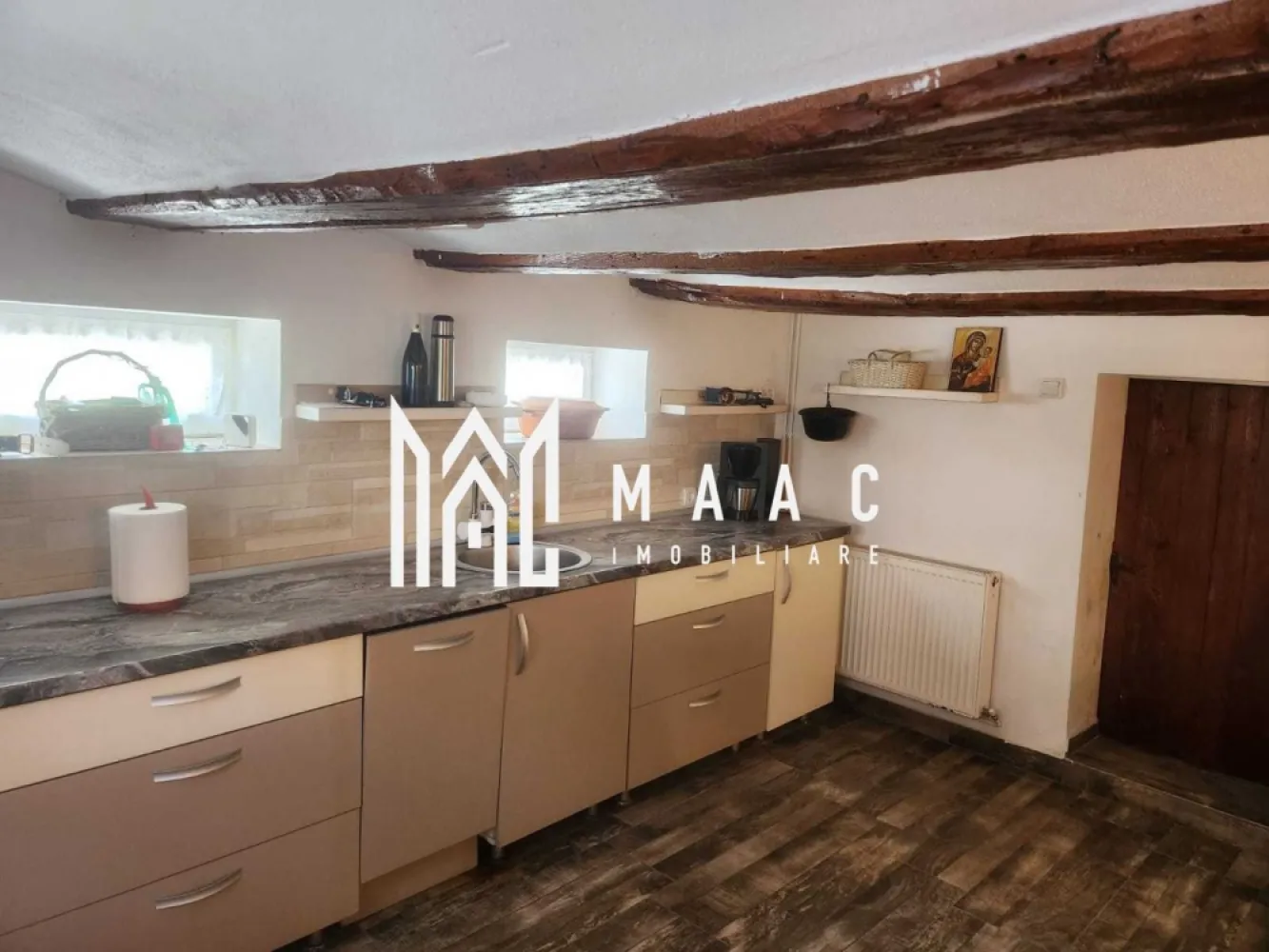 Casa Individuala I 3 Camere I Acces Auto I BBQ I Agnita - Se oferă spre vânzare casă individuală situată în Agnita, amplasată la drumul principal, într-o zonă accesibilă, aproape de școală, magazin Penny și stație de carburant.

Proprietatea este ideală pentru locuire, oferind spațiu generos atât în interior, cât și în exterior, cu multiple posibilități de amenajare.

Caracteristici locuință:
Suprafață locuibilă: 104 mp
3 camere
Bucătărie complet utilată
Camere parțial mobilate
Baie
Pivniță
Dotări:
Centrală termică
Uși exterioare și geamuri termopan
Toate utilitățile disponibile

Teren și exterior:
Curte generoasă de 803 mp
Fântână proprie
Pomi fructiferi și viță de vie
Acces auto în curte

Avantaje:
Poziționare la drum principal
Aproape de școală, magazine și alte facilități
Curte mare, ideală pentru amenajări ulterioare: foișor, bucătărie de vară, garaj, piscină sau zonă de grătar
Zonă liniștită, cu acces facil
Disponibilă imediat

O proprietate practică și versatilă, cu teren generos și potențial excelent, potrivită pentru cei care caută spațiu, accesibilitate și posibilitatea de personalizare.

Pentru informati si vizionari : CP3069853