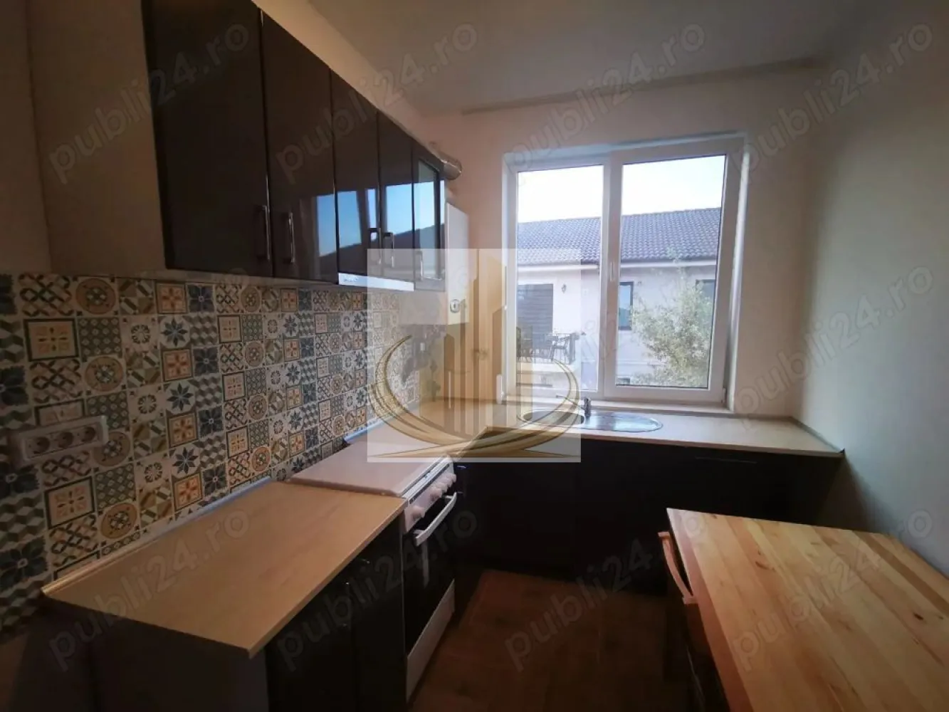 Apartament 2 camere modern, bloc nou, zonă liniștită – Lugojului, lâng - Grand Mobilis Imobiliare vă propune spre închiriere un apartament modern cu 2 camere, situat într-un bloc nou, în zona Lugojului, în imediata apropiere a Pădurii Verzi.

Locuința este amplasată într-un cartier rezidențial nou, format din blocuri și vile, oferind un ambient liniștit și numeroase locuri de parcare.

Caracteristici:
 • bloc izolat termic, cu costuri reduse de întreținere
 • încălzire în pardoseală
 • centrală proprie pe gaz
 • aer condiționat
 • imobil cu regim de înălțime P+E, ce cuprinde doar 6 apartamente
 • curte generoasă de aproximativ 1100 mp

Acces facil la mijloace de transport în comun (troleibuz linia 11, M11, autobuz).

Pentru mai multe detalii sau programarea unei vizionări, vă stăm la dispoziție.
ID intern: 3070546